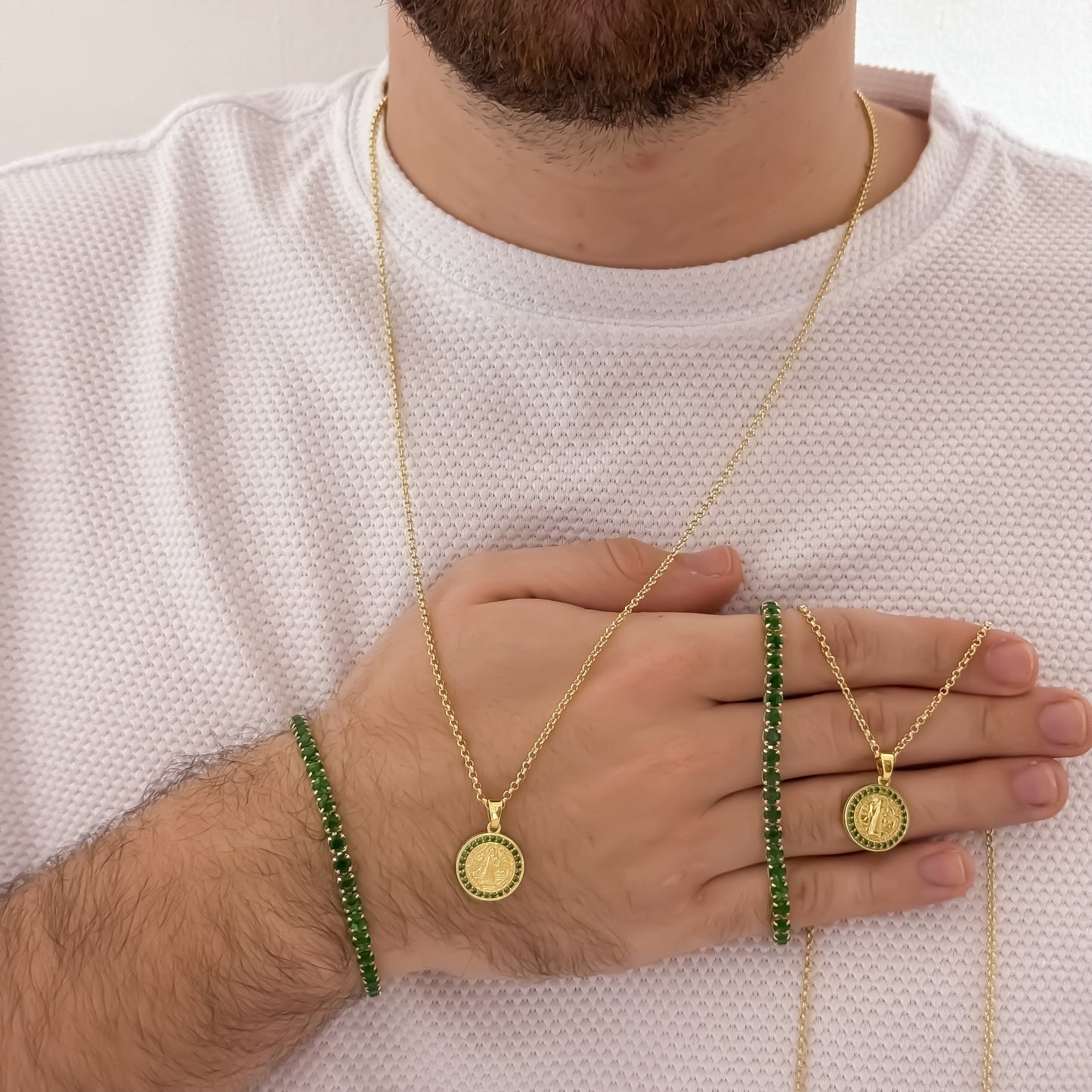 Promcion de Cadenas Para Parejas en Tejido Aros de Caballero de 60cm + Cadena de Dama + Dije de San Benito Proteccion con Micro circones verde Esmeralda + 2 Pulseras Tennis Verde Esmeralda en Oro Laminado 18k con Garantía de por vida