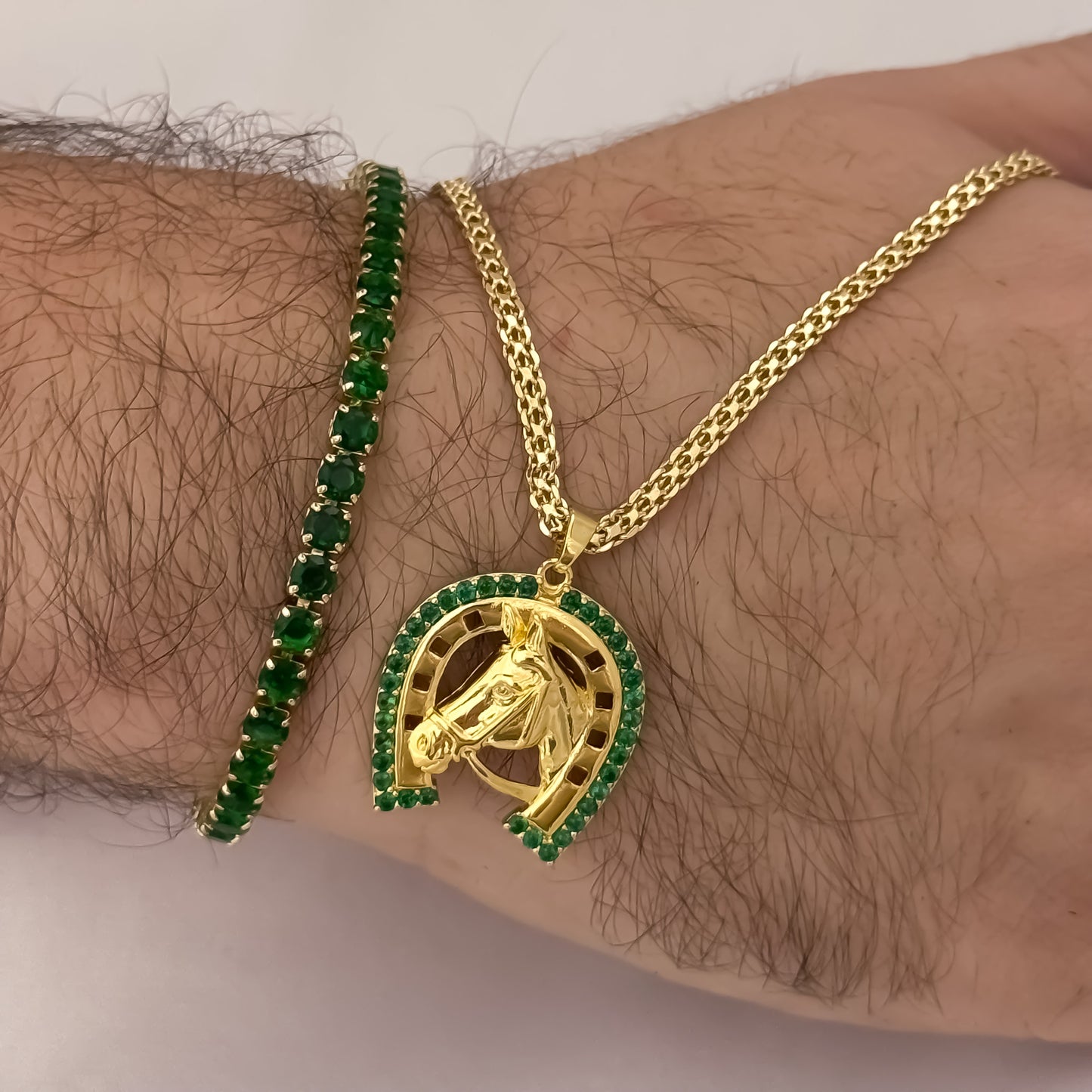 Cadena Tejido Chino de Hombre de 60cm de 3mm + Herradura de Caballo con Micro Circones Verde Esmeralda + Pulseras Tennis Verde Esmeralda en Oro Laminado 18k con Garantía de por vida