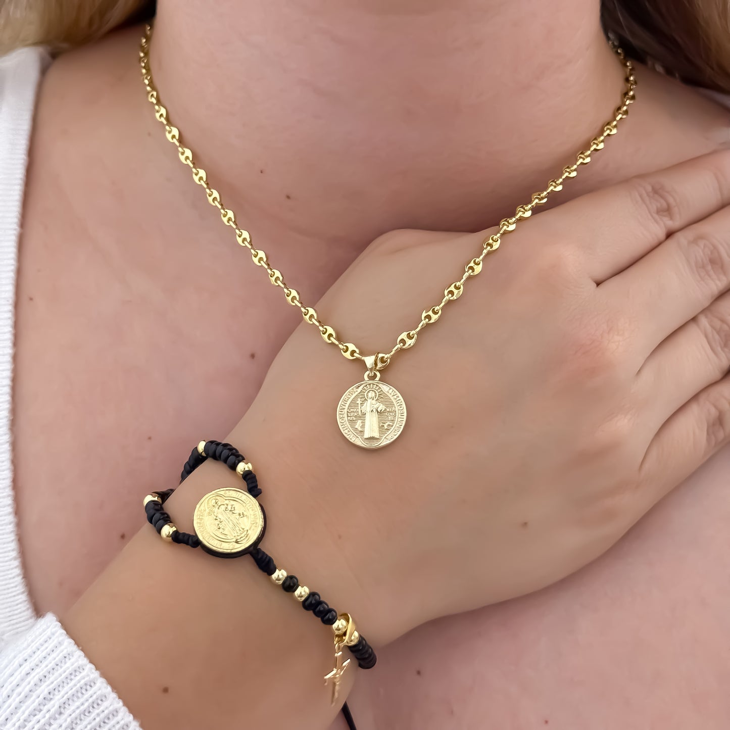 Cadena Tejido Gucci de Dama de 45cm de 3mm de Grosor + Amuleto de San Benito Protección + Denario San Benito Protección en Oro Laminado 18k con Garantía de por vida