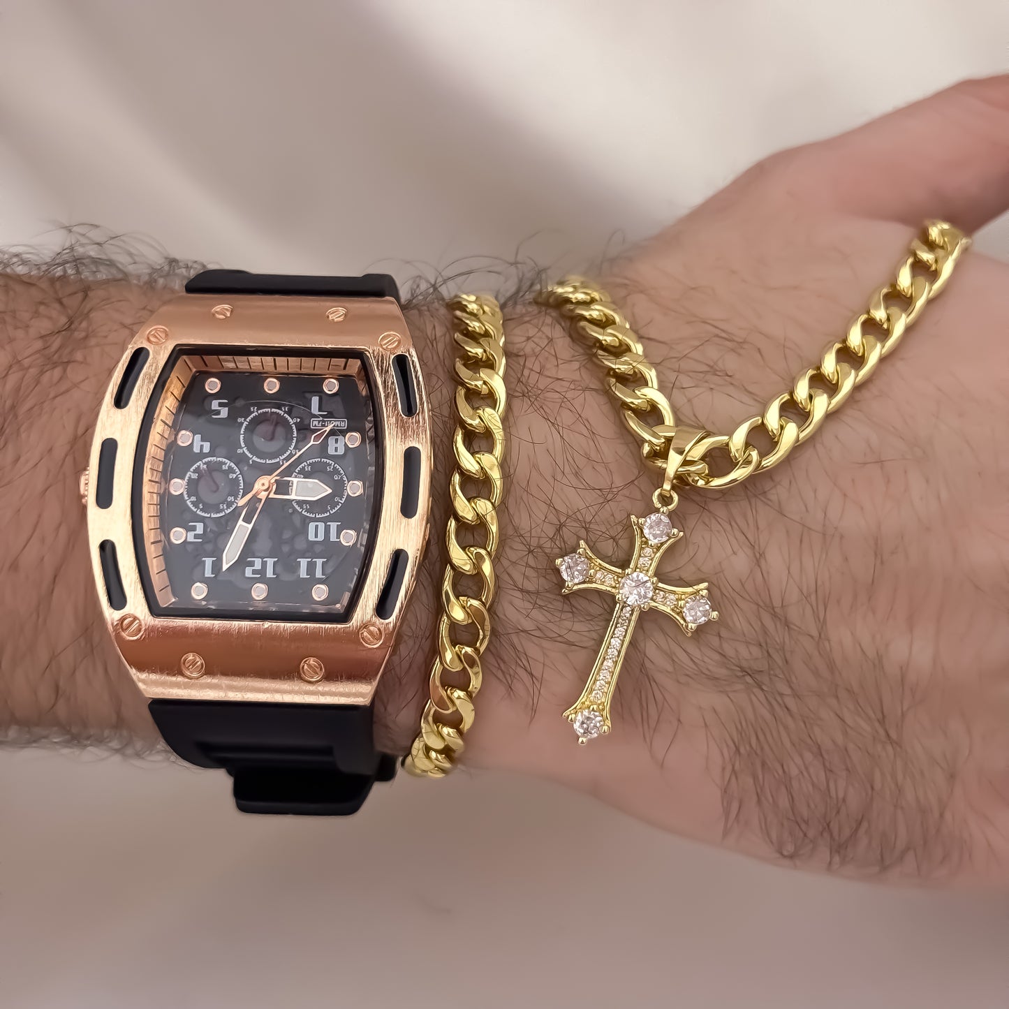 Conjunto Cubano de Hombre de 60cm de 5mm + Cruz Micro Circones + Pulsera Cubana de 20cm de 5mm + Richar Dorado en Oro Lamiando 18k con con garantía de por vida