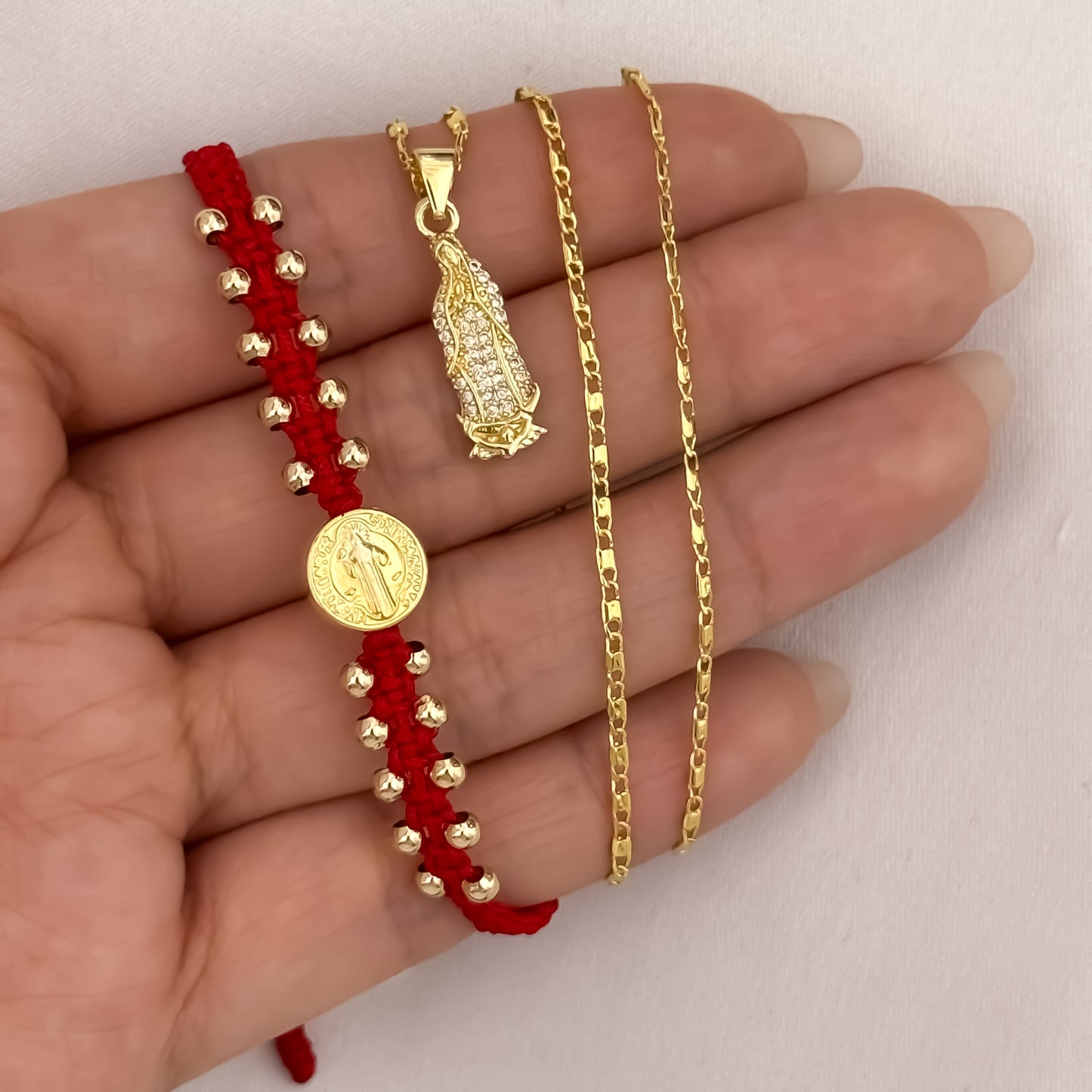 Cadena Tejido Escalera Plana de 45cm de Dama + Virgen de Guadalupe con Micro circones + Pulsera Tejida Roja San Benito Protección en Oro Laminado 18k con Garantía de por vida