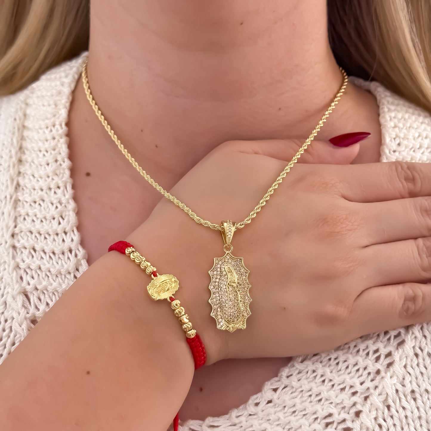 Cadena Tejido Lazo Siciliano de 45cm de 3mm + Virgen de Guadalupe Talla con Micro Circones Cristales + Pulsera Hilo Rojo Virgen de Guadalupe Tallada Balin Italiano en Oro Laminado 18k con Garantia de por vida