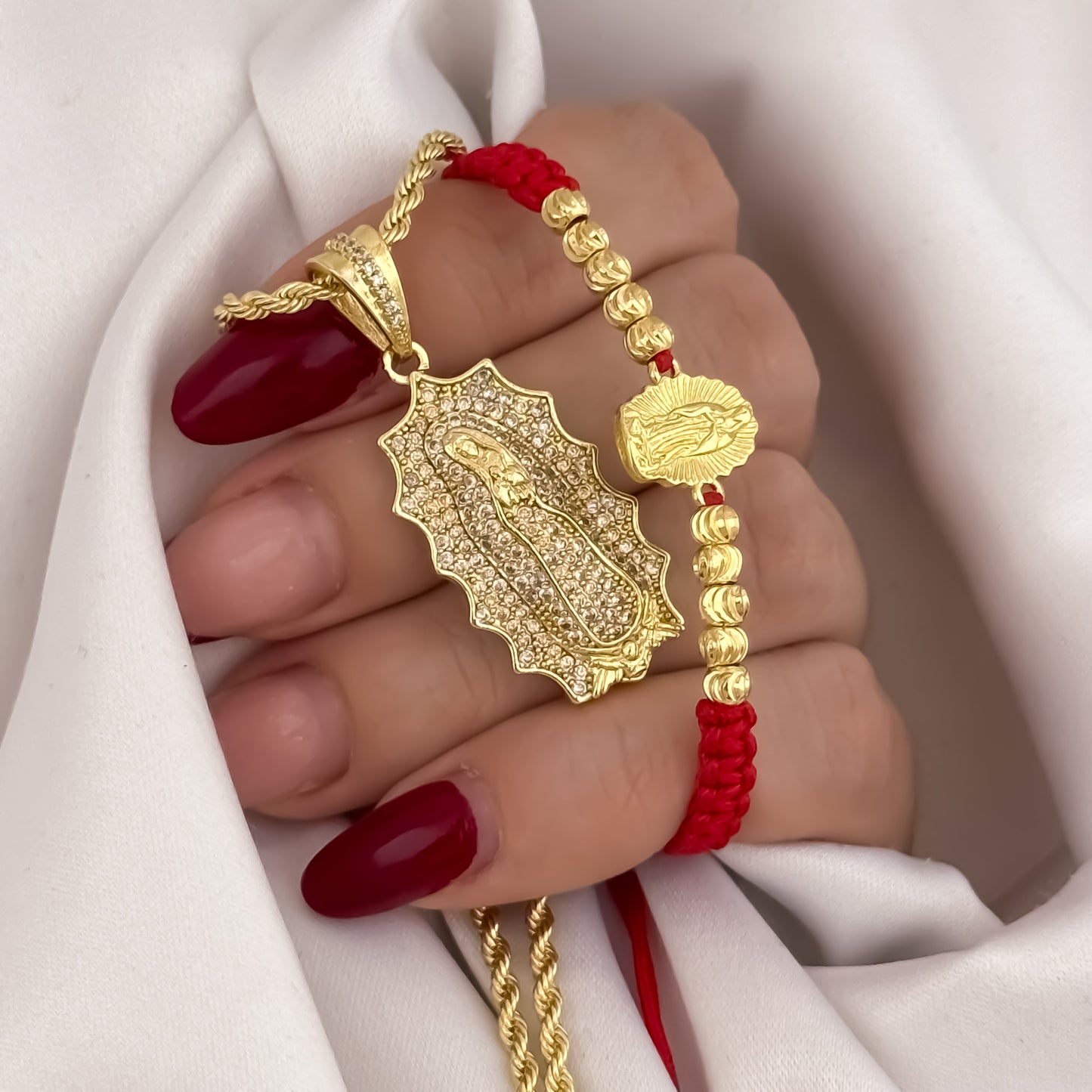 Cadena Tejido Lazo Siciliano de 45cm de 3mm + Virgen de Guadalupe Talla con Micro Circones Cristales + Pulsera Hilo Rojo Virgen de Guadalupe Tallada Balin Italiano en Oro Laminado 18k con Garantia de por vida