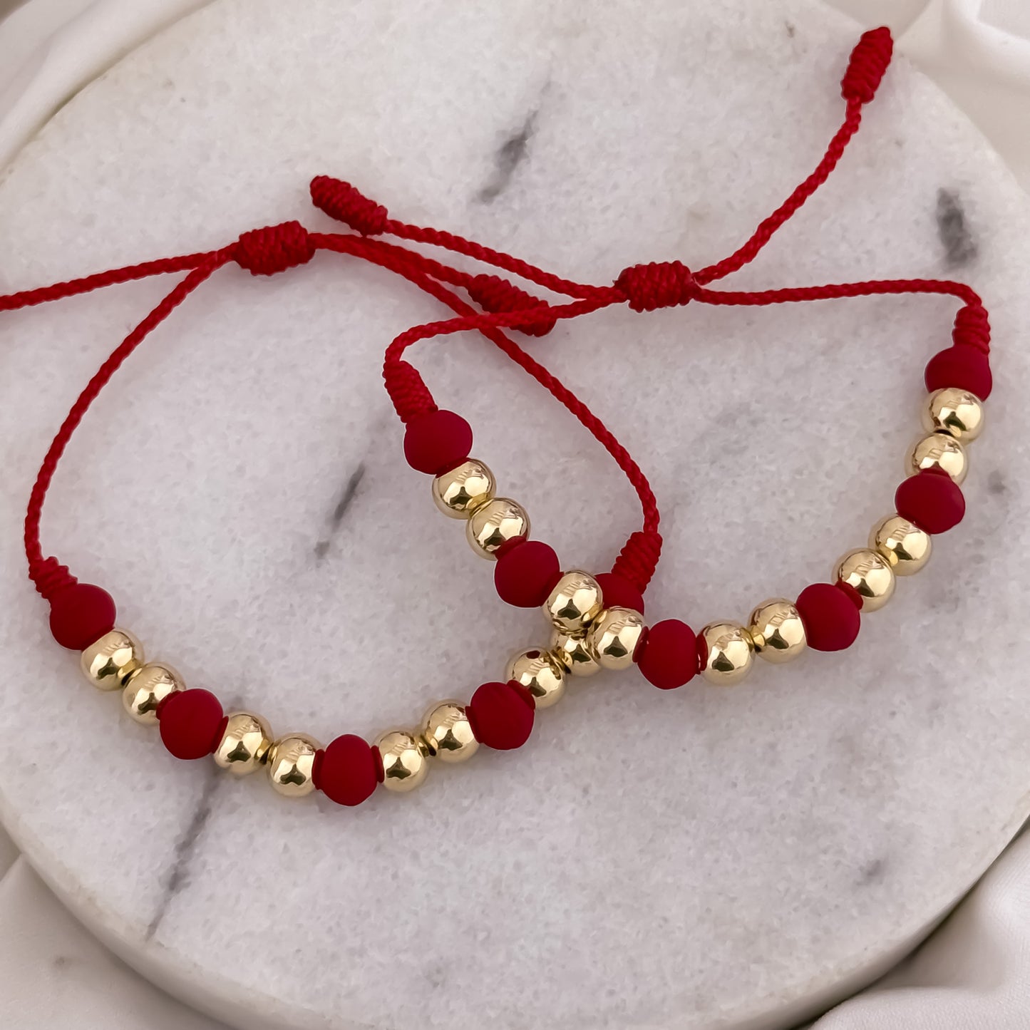 Pulseras Rojas con Balines de 6mm Liso + Balin Liso en Oro Laminado 18K: Símbolos de Amor y Unión el Hilo Rojo simbolo de Union