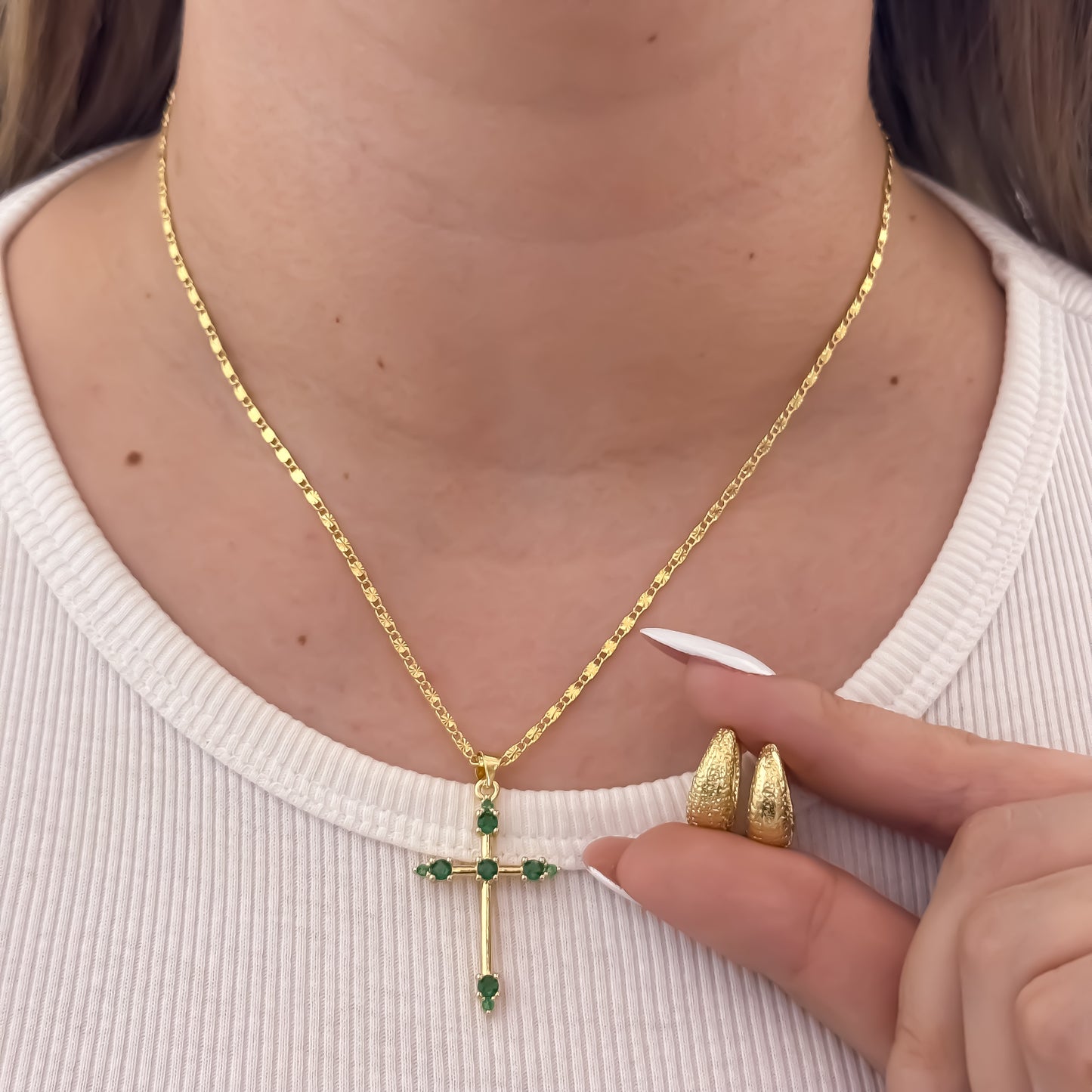 Cadena Tejido Escalera Plana con Destello de 45cm + Cruz con Micro circones de colores Verde Esmeralda + Candongas Diamantadas en Oro Laminado 18k con Garantia de por vida