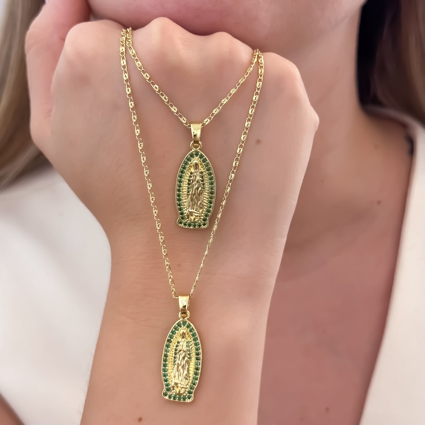 Promoción de 2 Cadenas para Parejas en Tejido de Aros de Hombre de 60cm + Cadena de Dama de 45cm + Virgen de Guadalupe con Micro Circones verde Esmeralda en Oro Laminado 18k con Garantia de por vdia