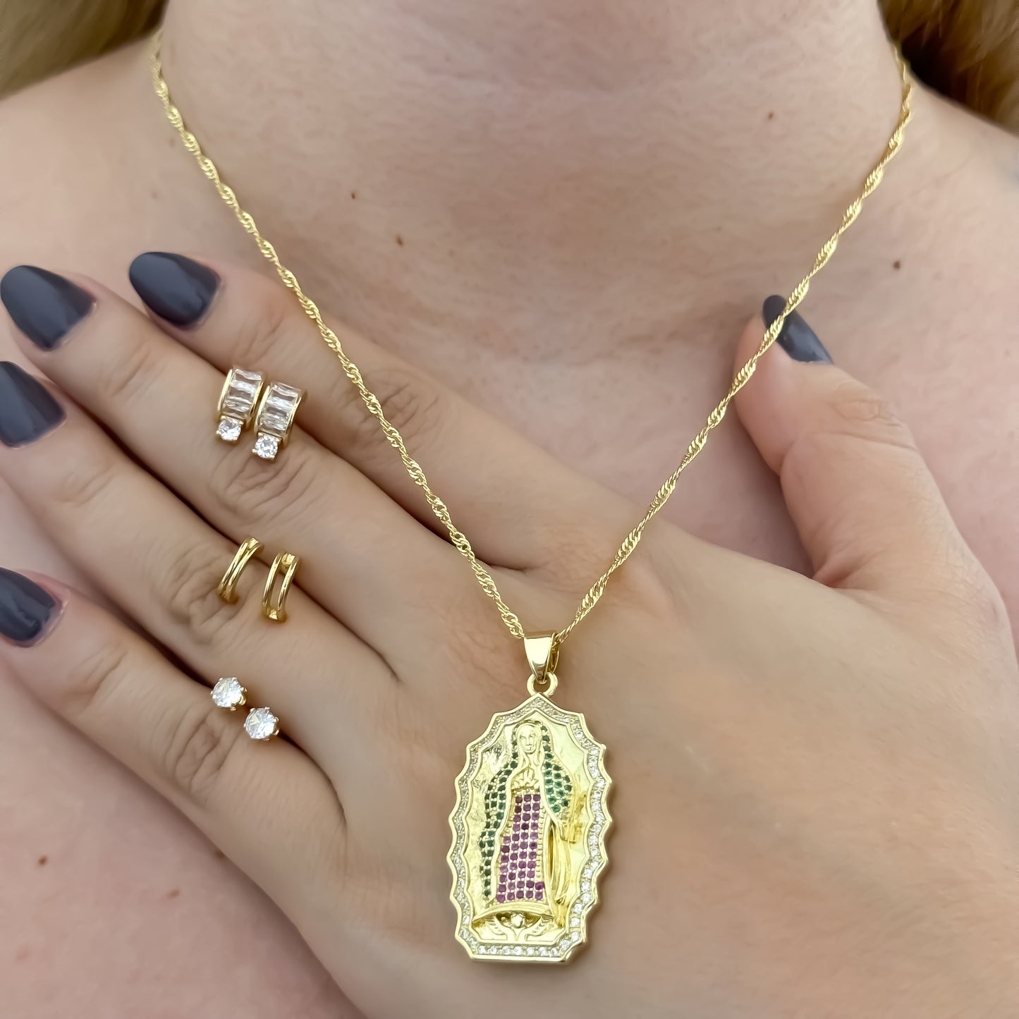 Cadena Tejido Singapur de Dama de 45cm + Virgen de Guadalupe + Trio de Topos Topos con micro circon + Candongas en oro laminado 18k con garantía de por vida