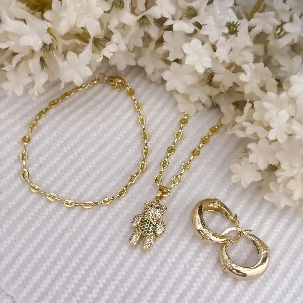 Conjunto Gucci cadena de Dama de 45cm + Dije de Oso con micro circones + Pulsera Gucci + Candongas Tubular en Oro Laminado 18k con Garantia de por vida