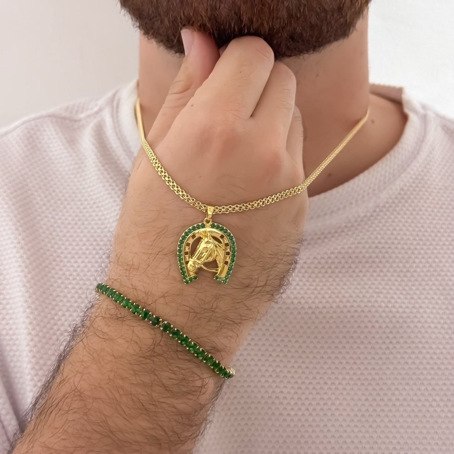 Cadena Tejido Chino de Hombre de 60cm de 3mm + Herradura de Caballo con Micro Circones Verde Esmeralda + Pulseras Tennis Verde Esmeralda en Oro Laminado 18k con Garantía de por vida