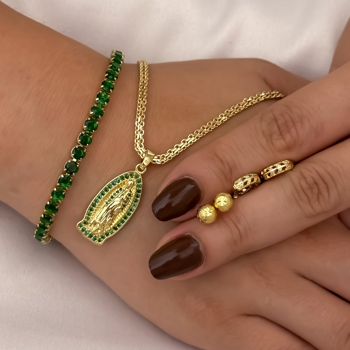 Cadena Tejido Chino de Dama de 45cm de 3mm + Virgen de Guadalupe Tallada con Micro Circones Cristales + Topo Diamantados + Candongas Tallada + Pulseras Tennis Verde en Oro Laminado 18k con Garantia de por vida