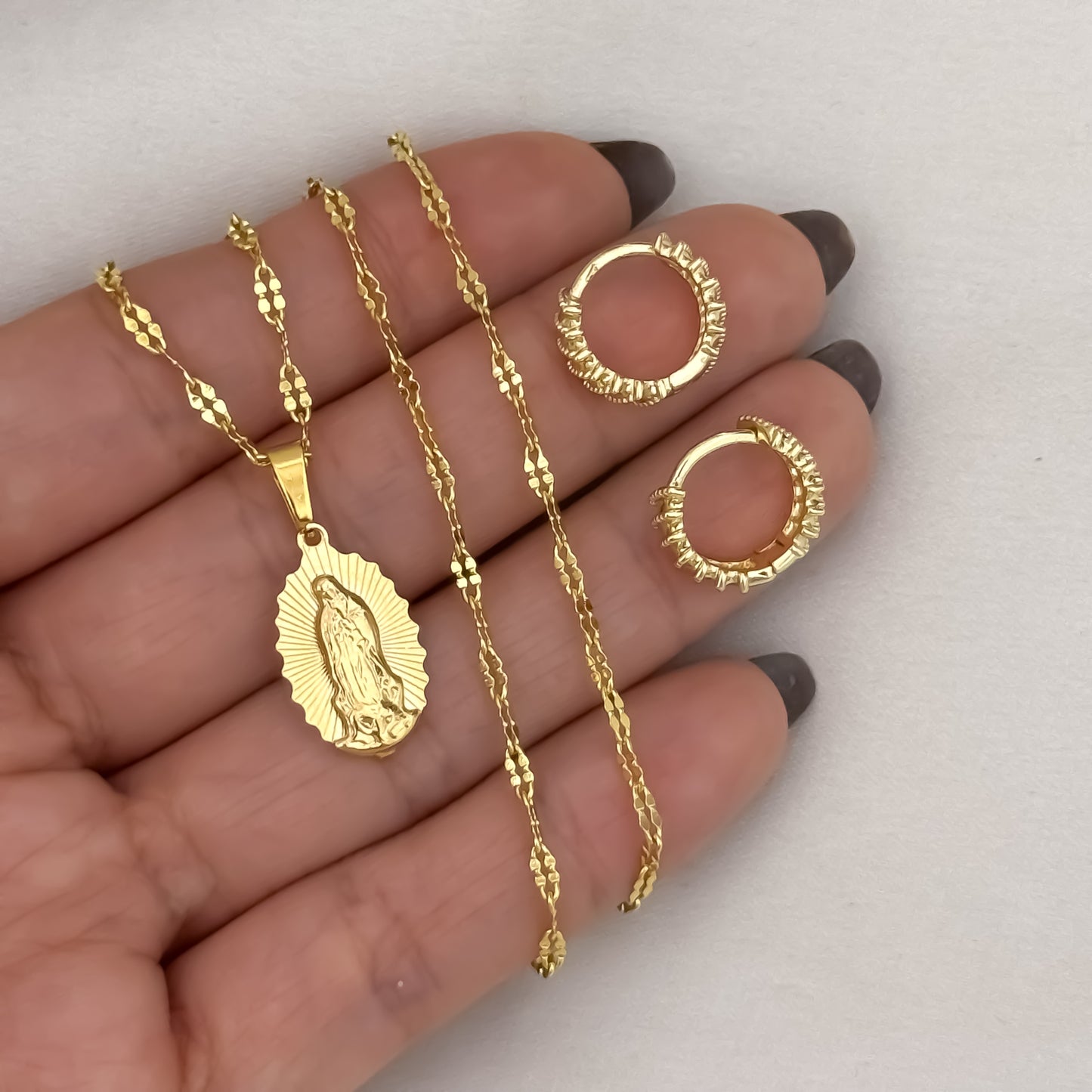 Cadena Tejido Crispeta de Dama de 45cm + Virgen de Guadalupe + Candongas Mediana Melcochas en Oro Laminado 18k con Garantía de por vida