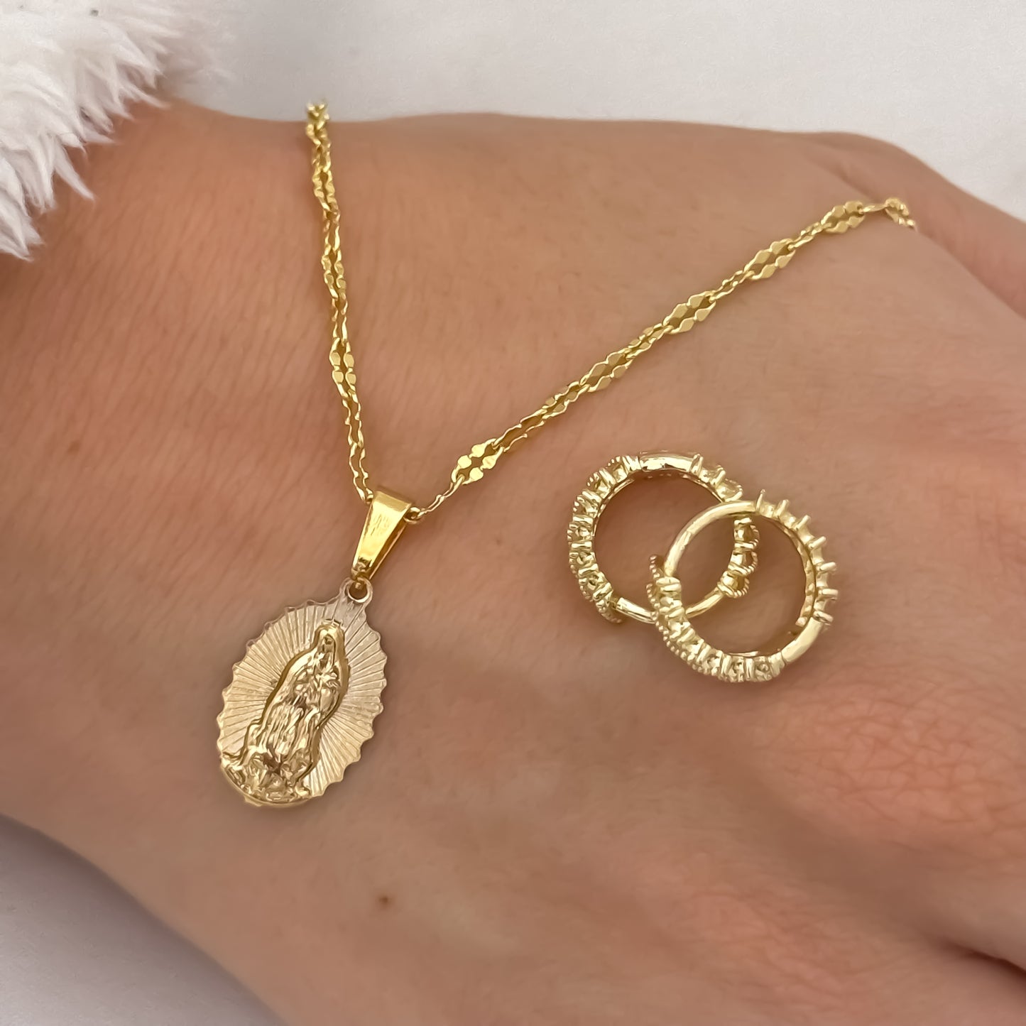 Cadena Tejido Crispeta de Dama de 45cm + Virgen de Guadalupe + Candongas Mediana Melcochas en Oro Laminado 18k con Garantía de por vida