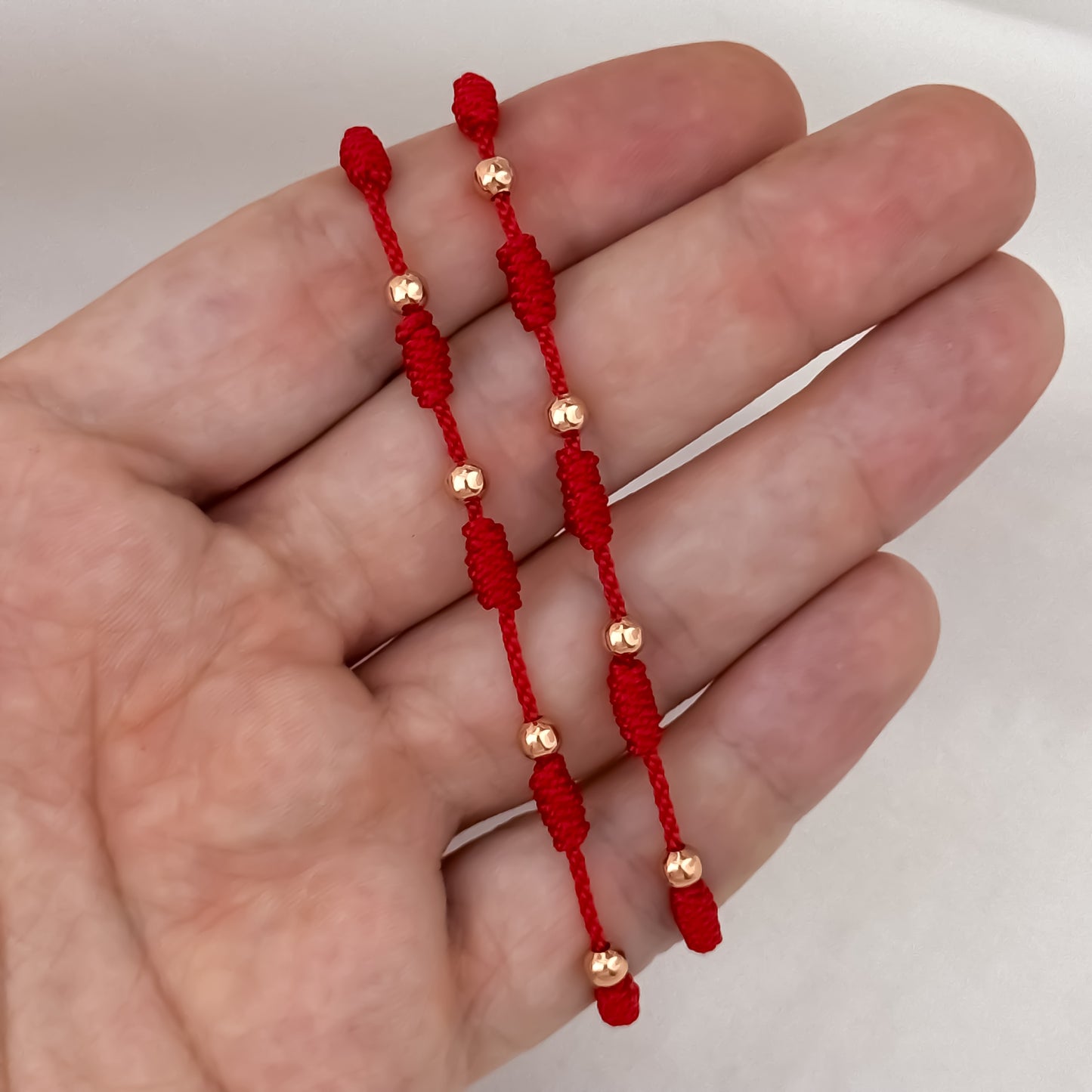 Juego de 2 Pulseras en Hilo Rojo de 7 Nudos en Oro Laminado 18k con Garantia de por vida