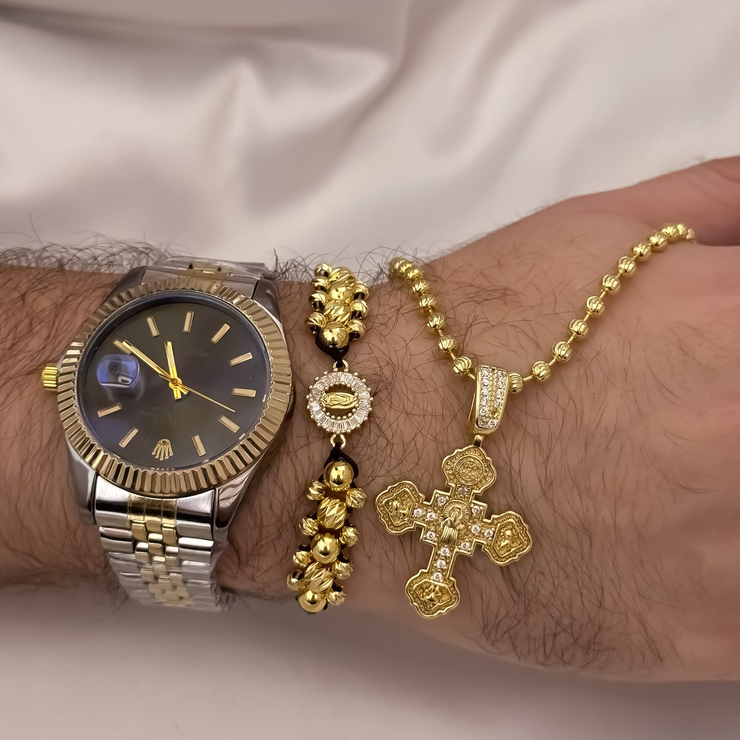 Cadena Tejido Militar Diamantada de 60cm de 4mm + Cruz Cristo Madero Plano + Pulseras de Virgen de Guadalupe de 3 Carriles en Balin Italiano de 4mm + Reloj Rolex Vicolor en Oro Laminado 18k con Garantía de por vida