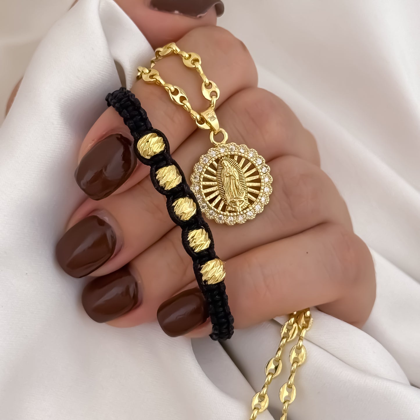 Cadena Tejido Gucci de Dama de 45cm de 3mm de Grosor + Dije de Virgen de Guadalupe con Micro Circones + Pulsera Tejida en balin italiano de 6mm en Oro Laminado 18k