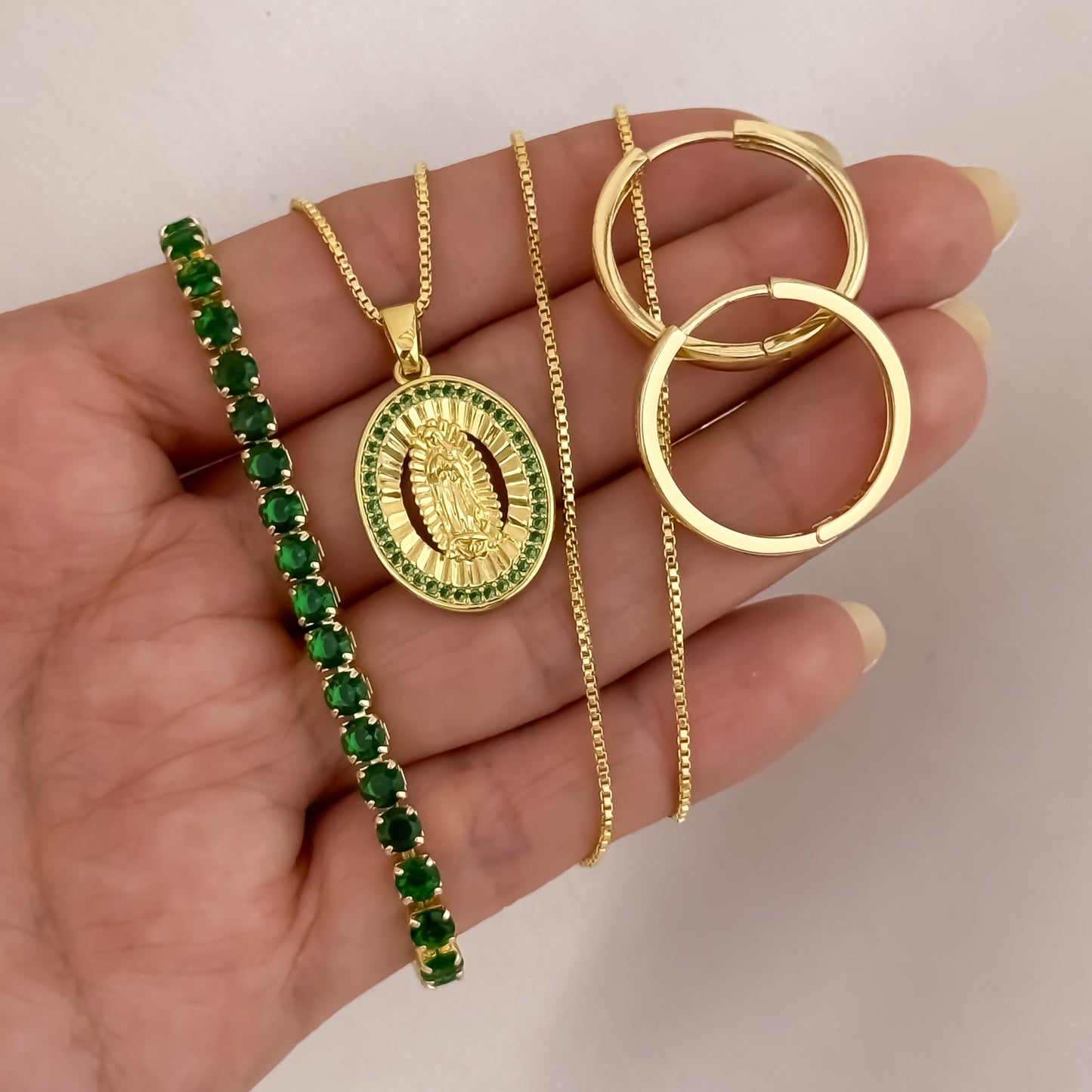 Cadena Tejido Veneciano de 45cm + Virgen de Guadalupe Verde + Candongas Tubular + Pulsera Tennis Verde en Oro Laminado 18k