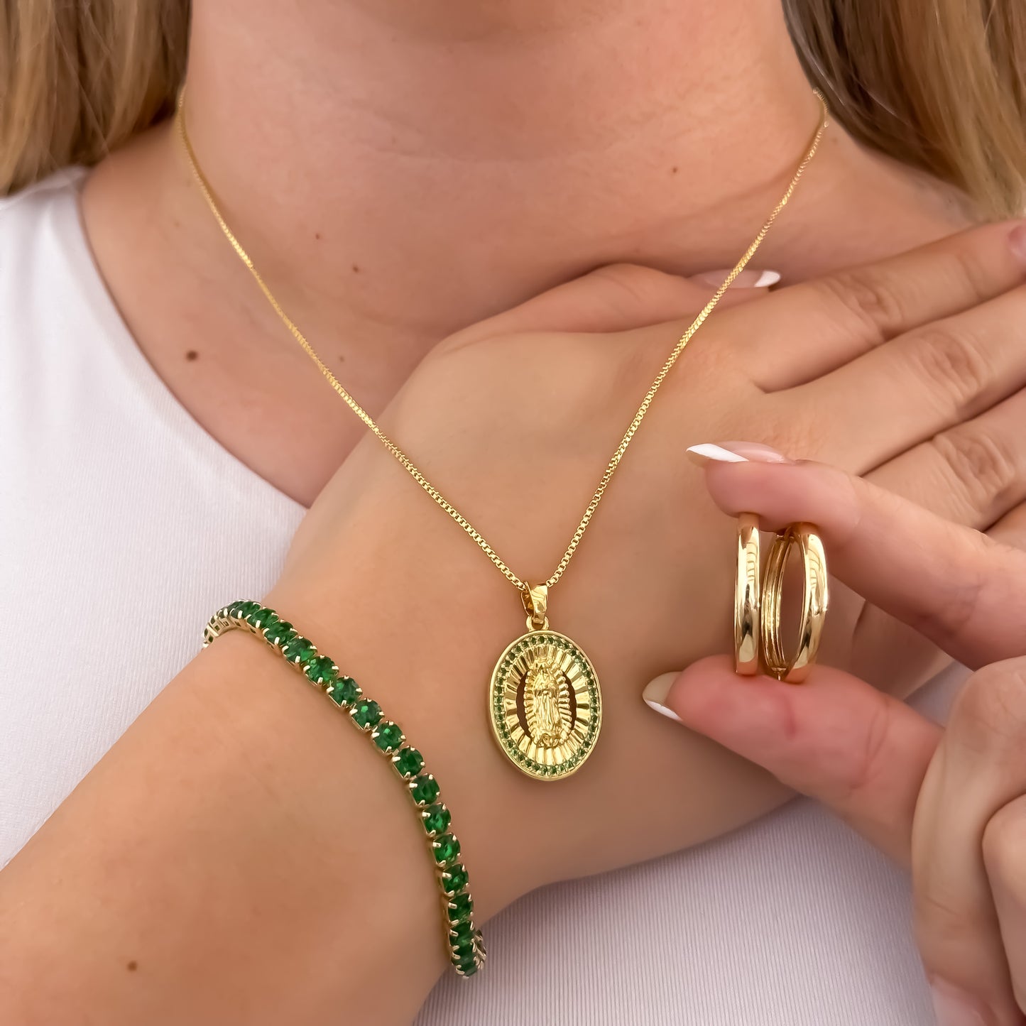 Cadena Tejido Veneciano de 45cm + Virgen de Guadalupe Verde + Candongas Tubular + Pulsera Tennis Verde en Oro Laminado 18k
