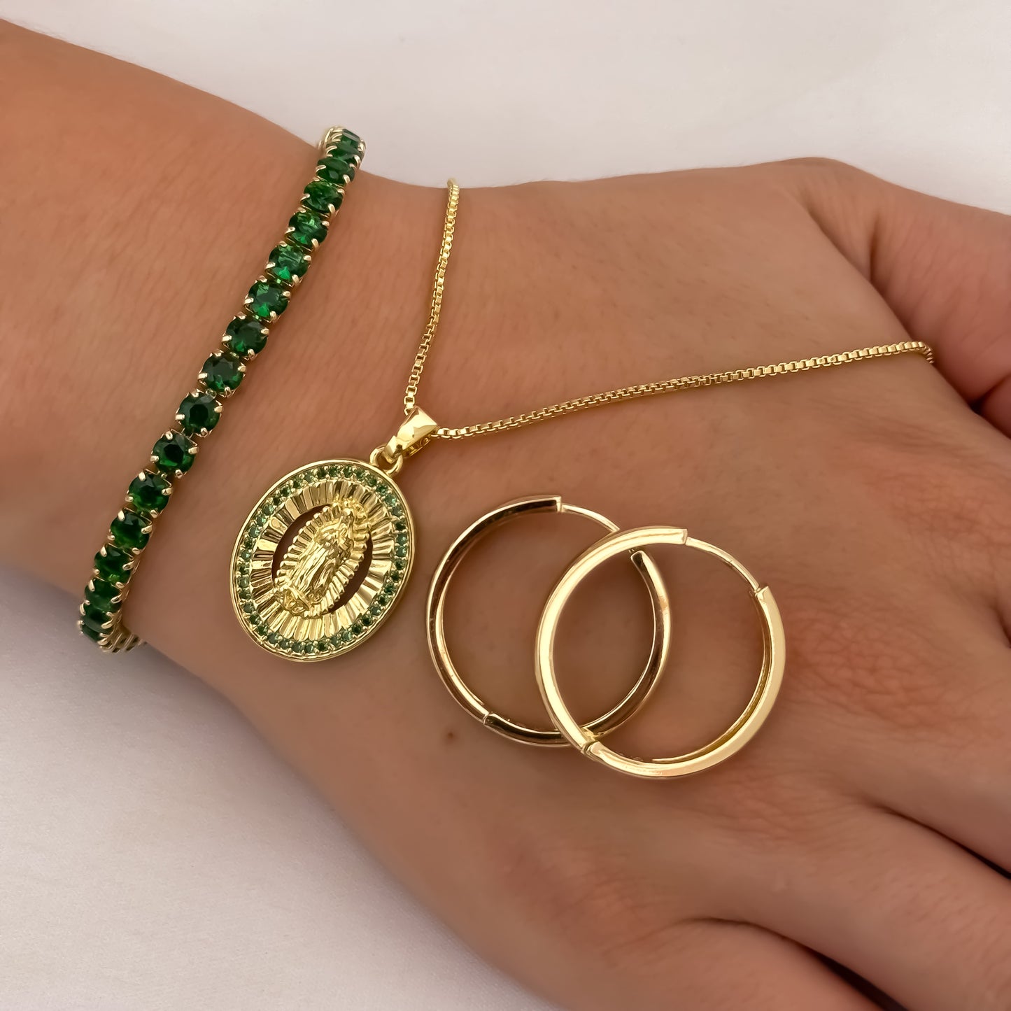 Cadena Tejido Veneciano de 45cm + Virgen de Guadalupe Verde + Candongas Tubular + Pulsera Tennis Verde en Oro Laminado 18k