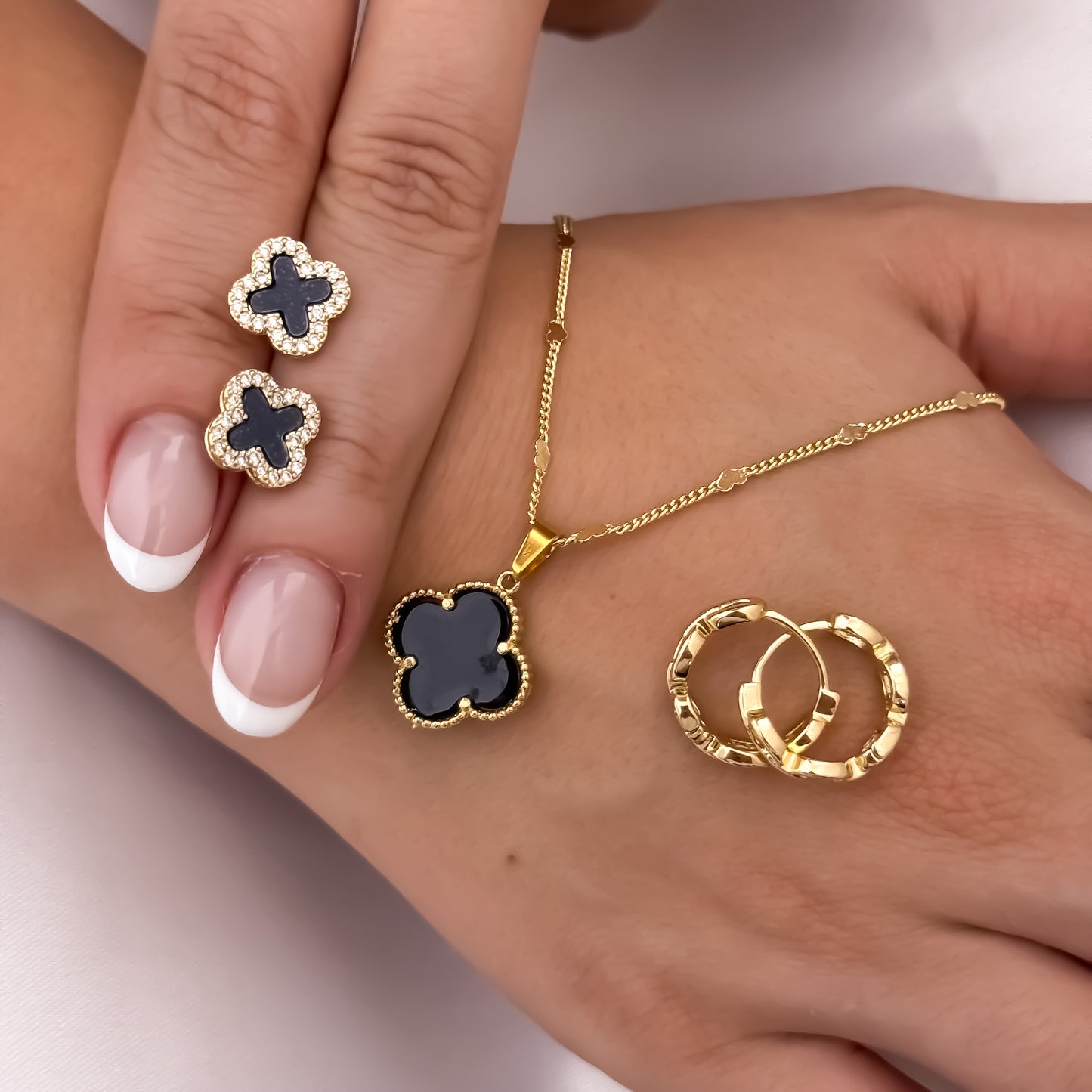 Cadena Tejido Cubana Destello + Dije de Trebol Negro + Topo Trebol Negro + Candongas Talla en Oro laminado 18k con Garantía de por vida