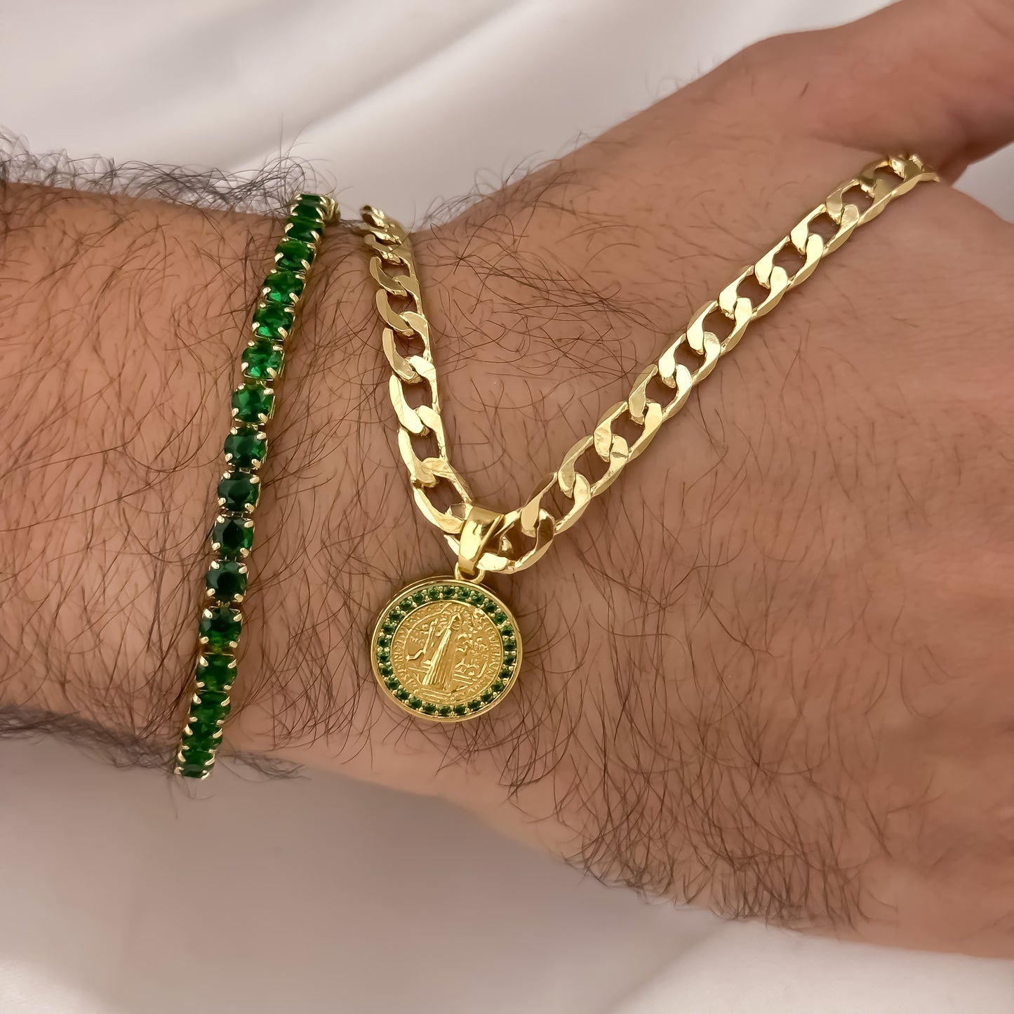 Cadena Cubana de Hombre de 60cm de 5mm de Grosor + Dije de San Benito Proteccion con Micro circones Verde + Pulsera Tennis Verde Esmeralda en Oro Laminado 18k