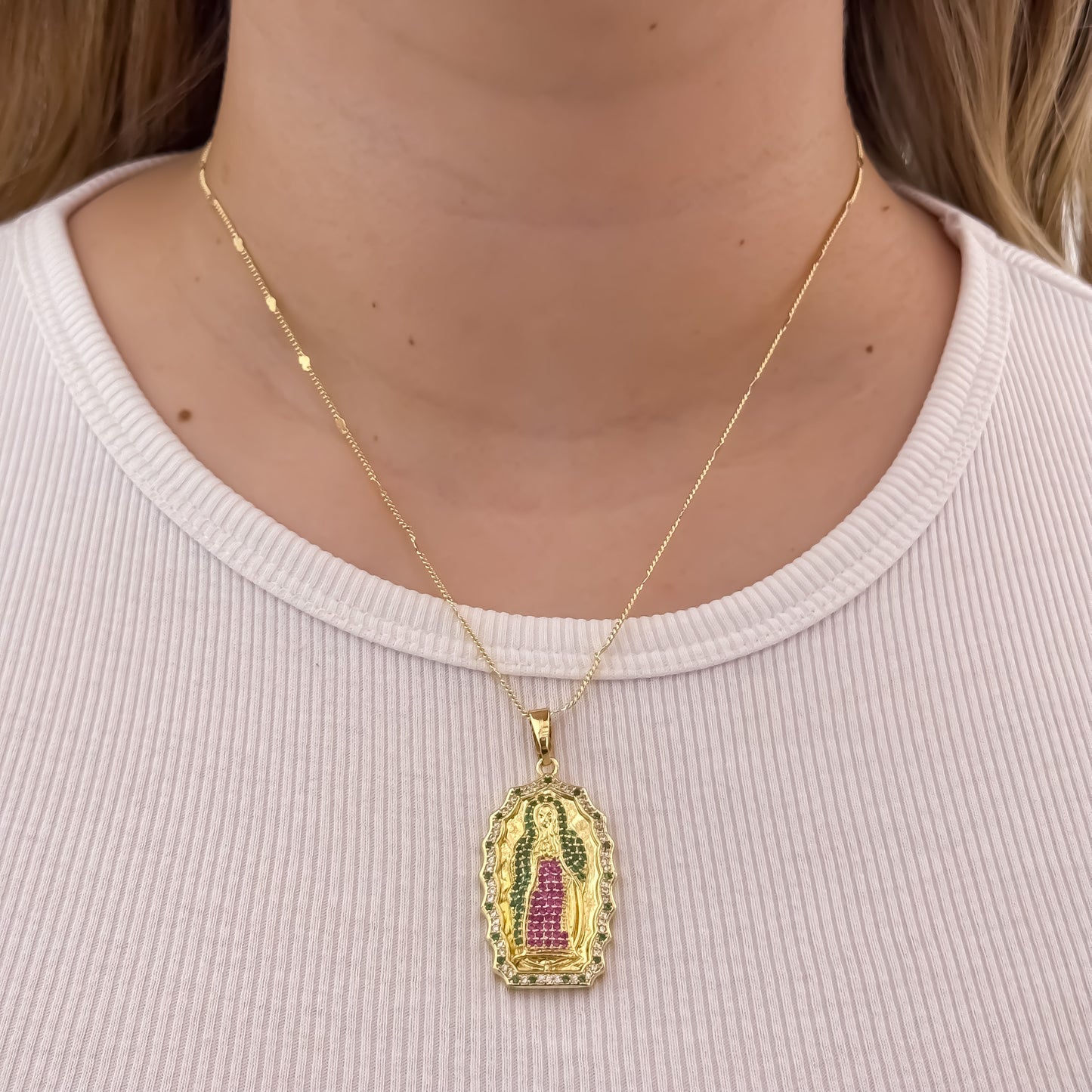 Cadena Tejido Cubana Dama  de 45cm de 2mm + virgen de Guadalupe Tallada con Micro Circones Verde Esmeralda en Oro Laminado 18k con Garantia de por vida