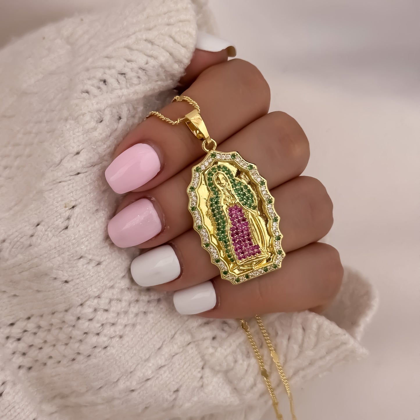 Cadena Tejido Cubana Dama  de 45cm de 2mm + virgen de Guadalupe Tallada con Micro Circones Verde Esmeralda en Oro Laminado 18k con Garantia de por vida