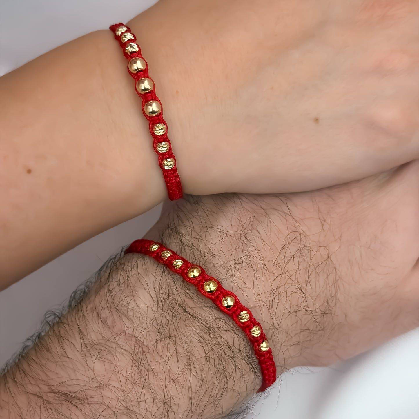 Promoción de 2  Brazaletes Hilo Rojos de Amor en Balin Italiano y Liso  4mm y  Liso  en Oro Laminado 18k con Garantia de ´por vida