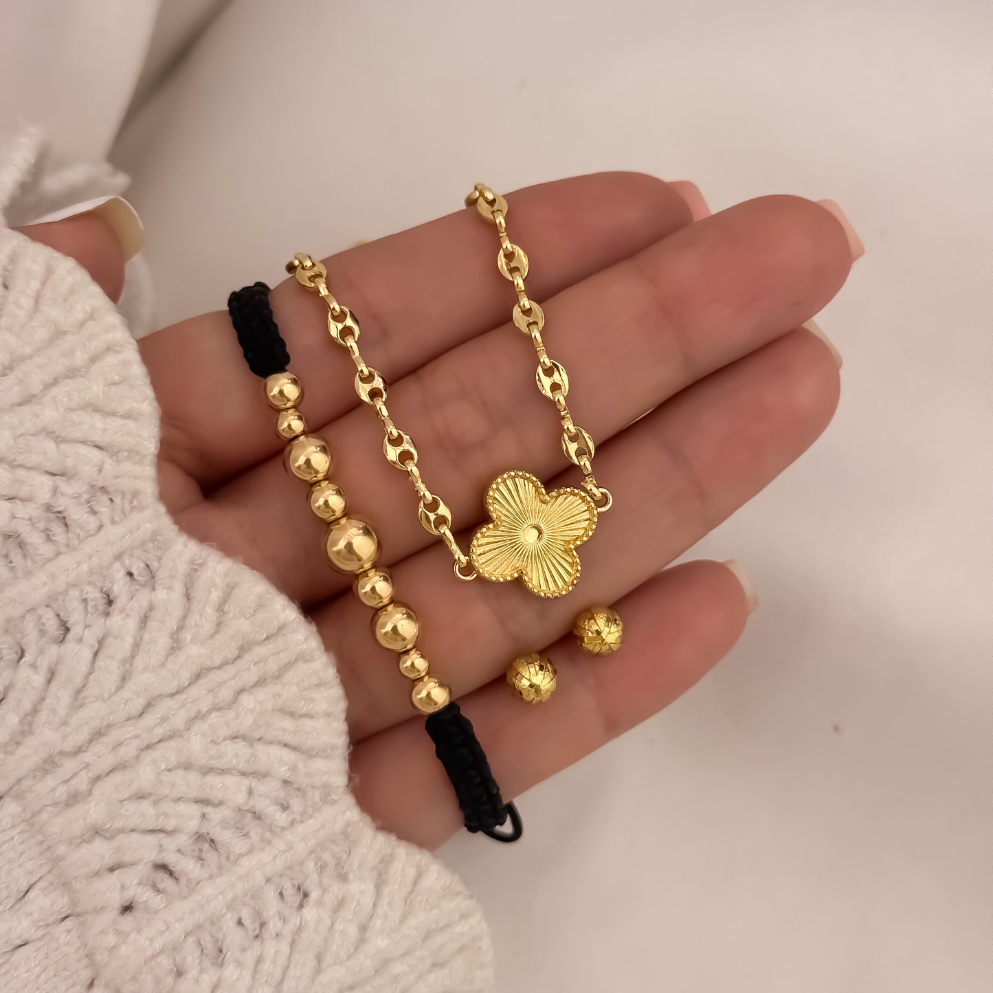 Choker Tejido Gucci de 45cm de 3mm  con Dije de Van Cleef + Topo Balin Diamantado + Pulseras Tejida Balin Liso de 4mm y 5mm en Oro Laminado 18k con Garantía de por vida
