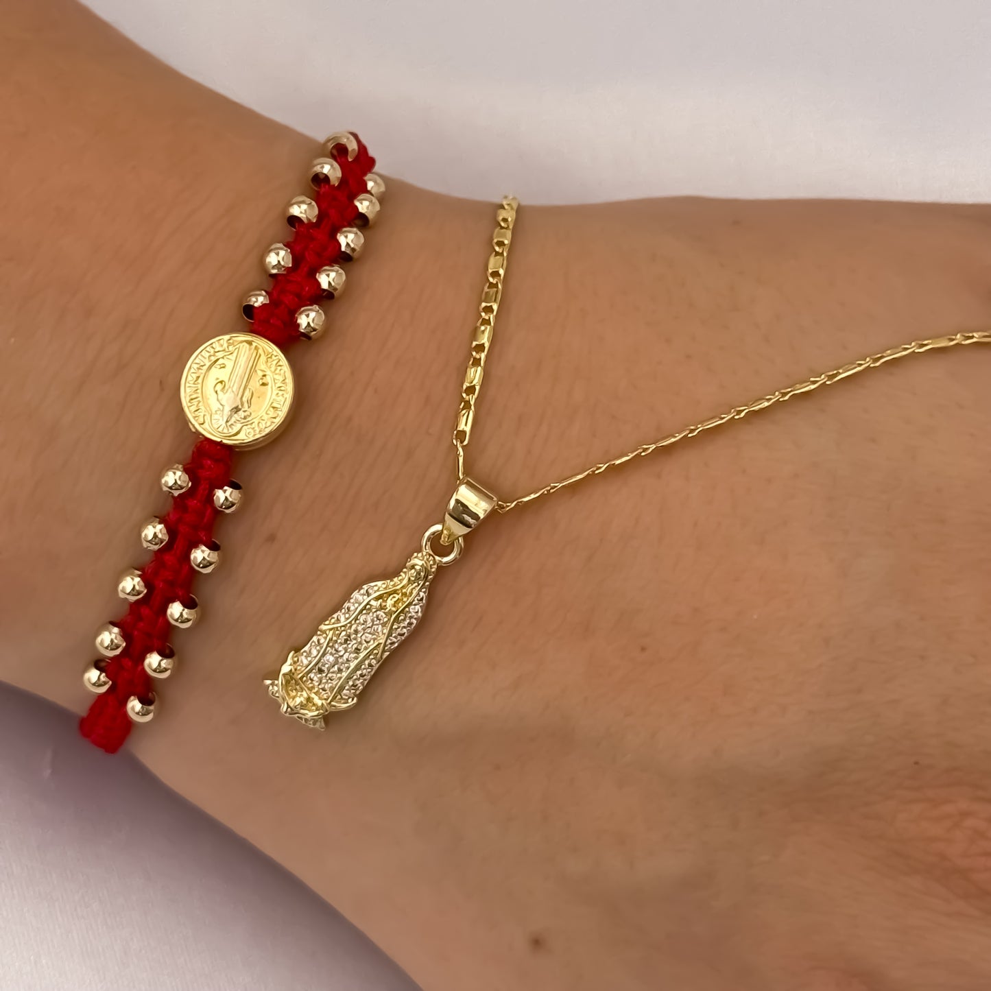 Cadena Tejido Escalera Plana de 45cm de Dama + Virgen de Guadalupe  con Micro circones + Pulsera Tejida Roja San Benito Protección en Oro Laminado 18k con Garantía de por vida