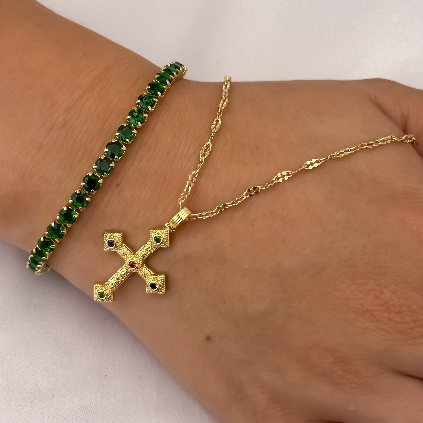 Cadena Tejido Crispeta de Dama de 45cm + Cruz Miro Circones de Colores + Pulsera Tennis Verde Esmeralda en Oro Laminado 18k con Garantia de por vida