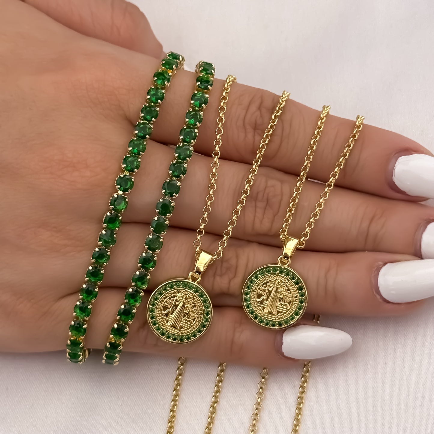 Promcion de Cadenas Para Parejas en Tejido Aros de Caballero de 60cm + Cadena de Dama + Dije de San Benito Proteccion con Micro circones verde Esmeralda + 2 Pulseras Tennis Verde Esmeralda en Oro Laminado 18k con Garantía de por vida
