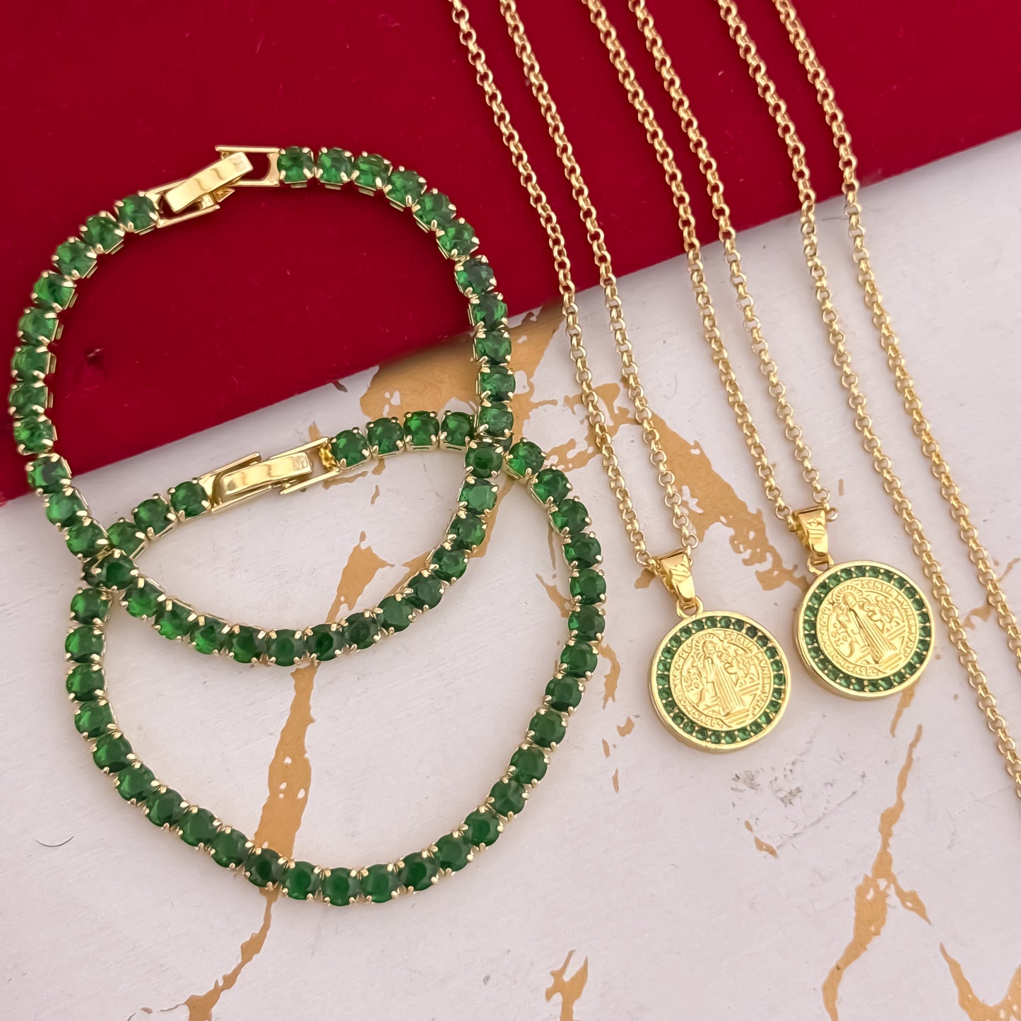 Promcion de Cadenas Para Parejas en Tejido Aros de Caballero de 60cm + Cadena de Dama + Dije de San Benito Proteccion con Micro circones verde Esmeralda + 2 Pulseras Tennis Verde Esmeralda en Oro Laminado 18k con Garantía de por vida