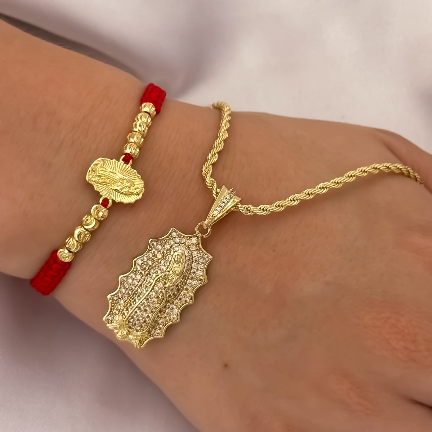 Cadena Tejido Lazo Siciliano de 45cm de 3mm + Virgen de Guadalupe Talla con  Micro Circones  Cristales + Pulsera Hilo Rojo Virgen de Guadalupe Tallada Balin Italiano en Oro Laminado 18k con Garantia de por vida