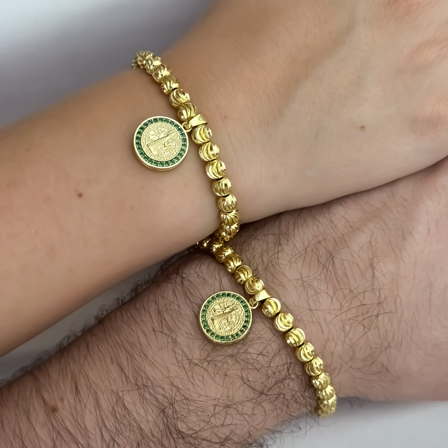 Brazaletes para Parejas en Balin Italiano de 6mm con San Benito Protección con Micro Circones Verde Esmeralda en Oro Laminado 18k con Garantia de por vida