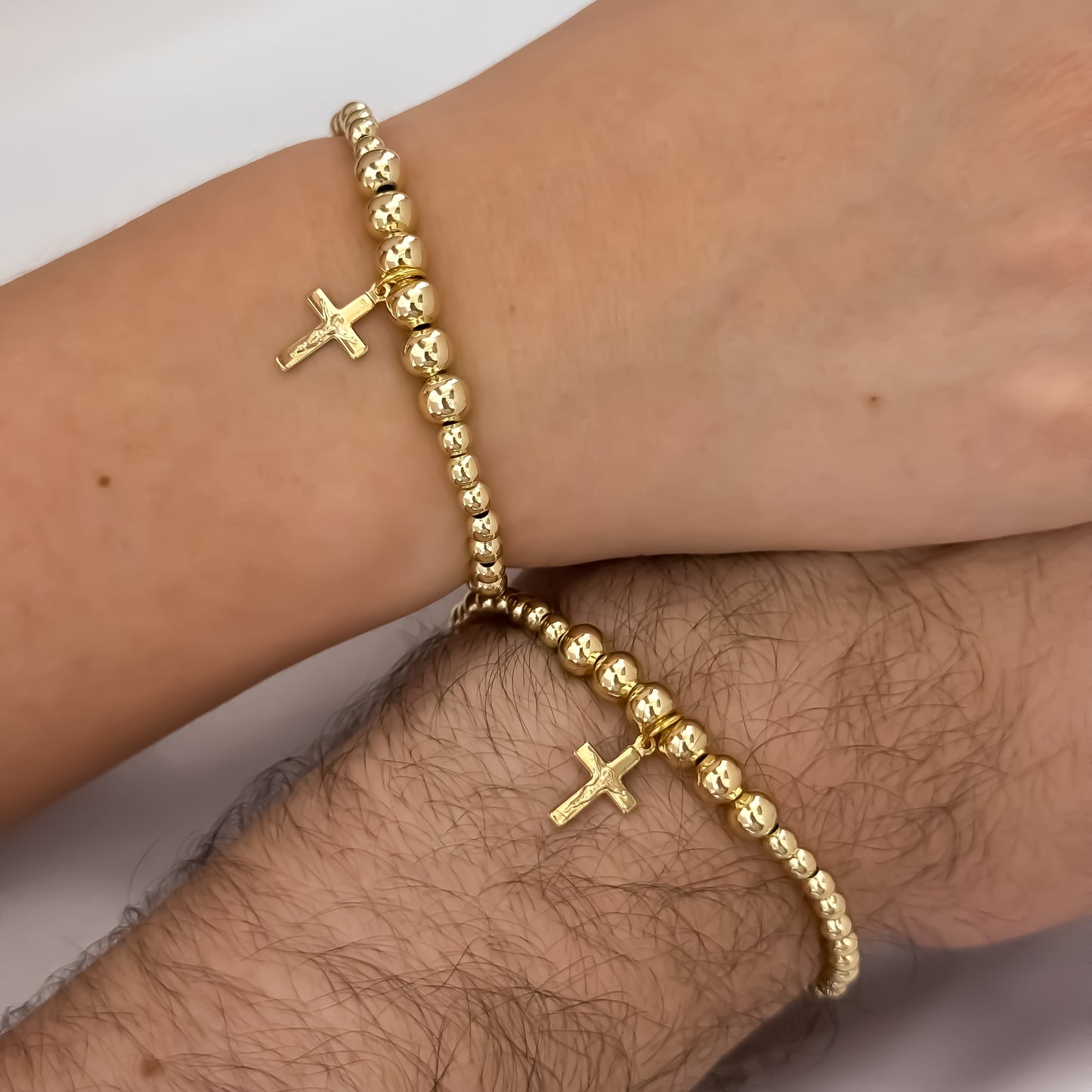 Promoción 2 Pulseras Full Balines de 4mm-6mm con Dije de Cruz Mini Cristo Madero en Oro Laminado 18k con Garantía de por vida