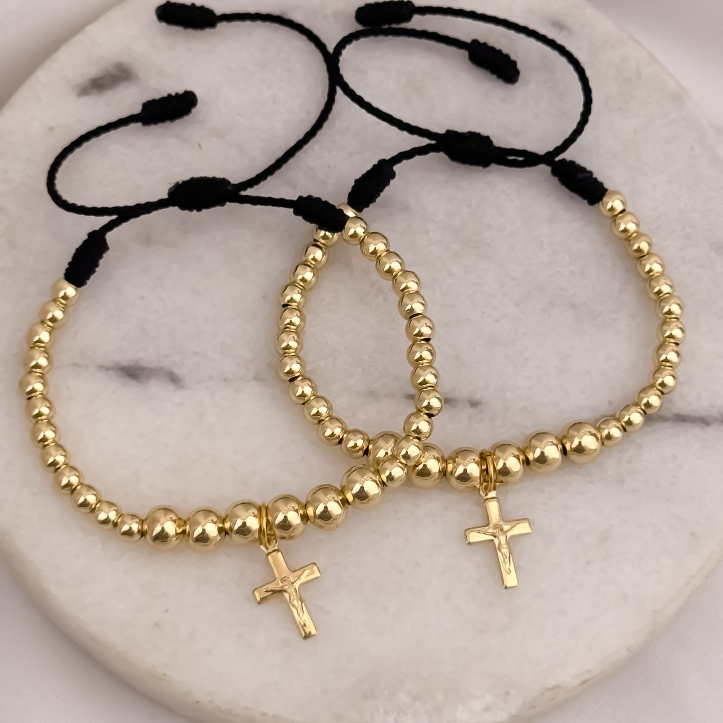 Promoción 2 Pulseras Full Balines de 4mm-6mm con Dije de Cruz Mini Cristo Madero en Oro Laminado 18k con Garantía de por vida