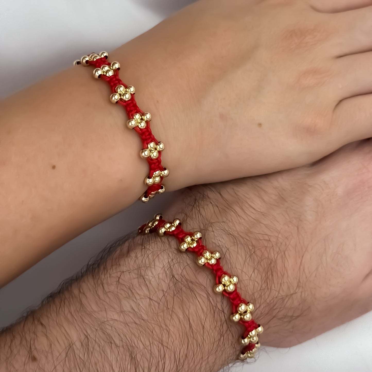 Promoción de 2 Pulseras de Flor para Parejas en Hilo Rojo en Balin Italiano de 4mm en Oro Laminado 18k con Garantia de por vida
