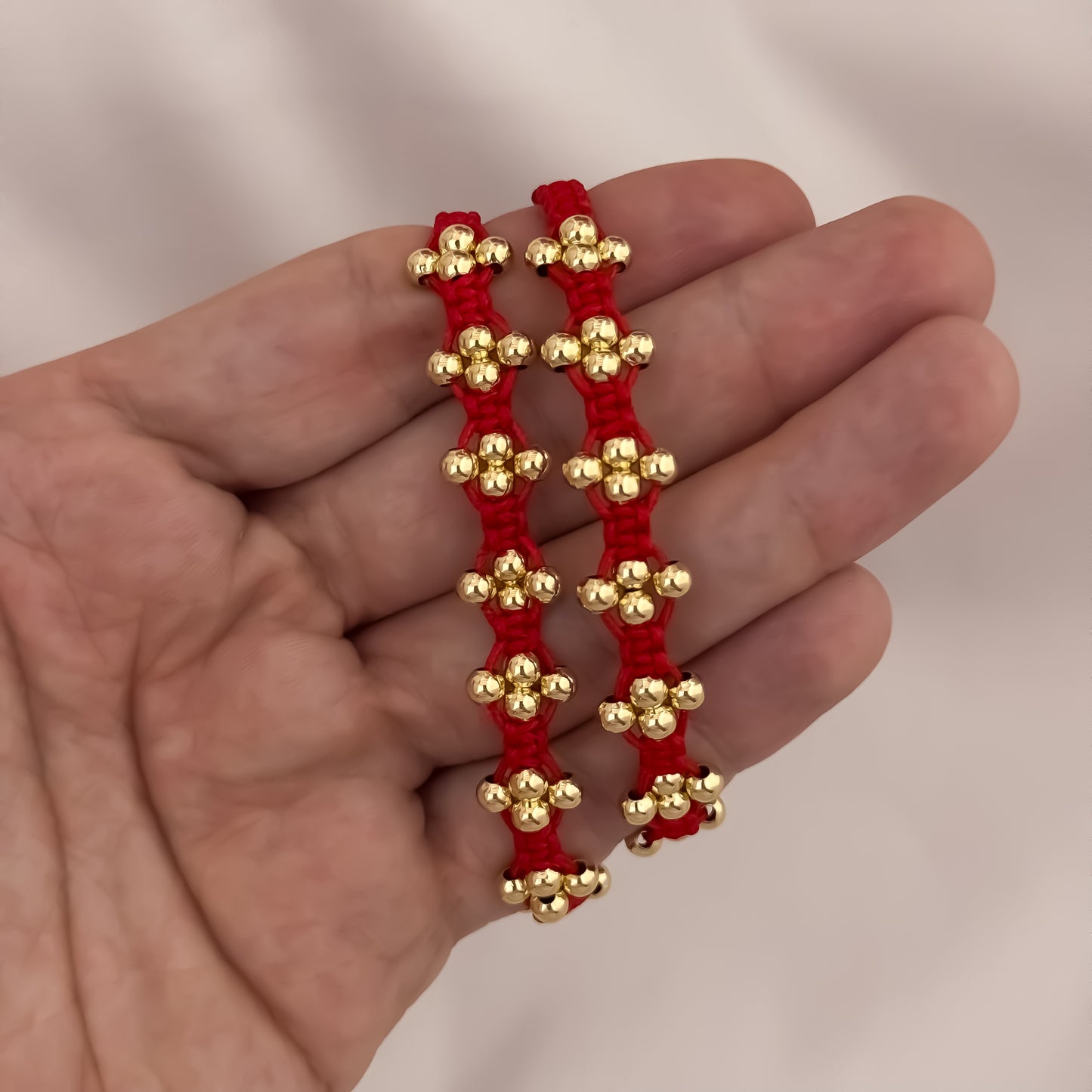 Promoción de 2 Pulseras de Flor para Parejas en Hilo Rojo en Balin Italiano de 4mm en Oro Laminado 18k con Garantia de por vida