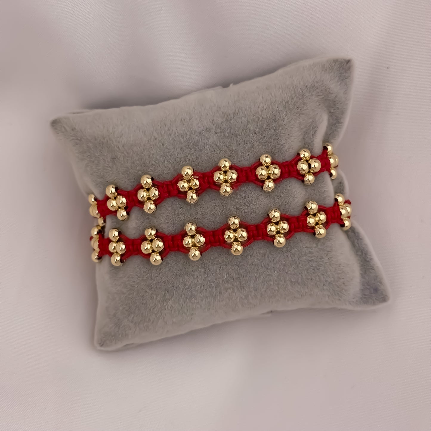 Promoción de 2 Pulseras de Flor para Parejas en Hilo Rojo en Balin Italiano de 4mm en Oro Laminado 18k con Garantia de por vida