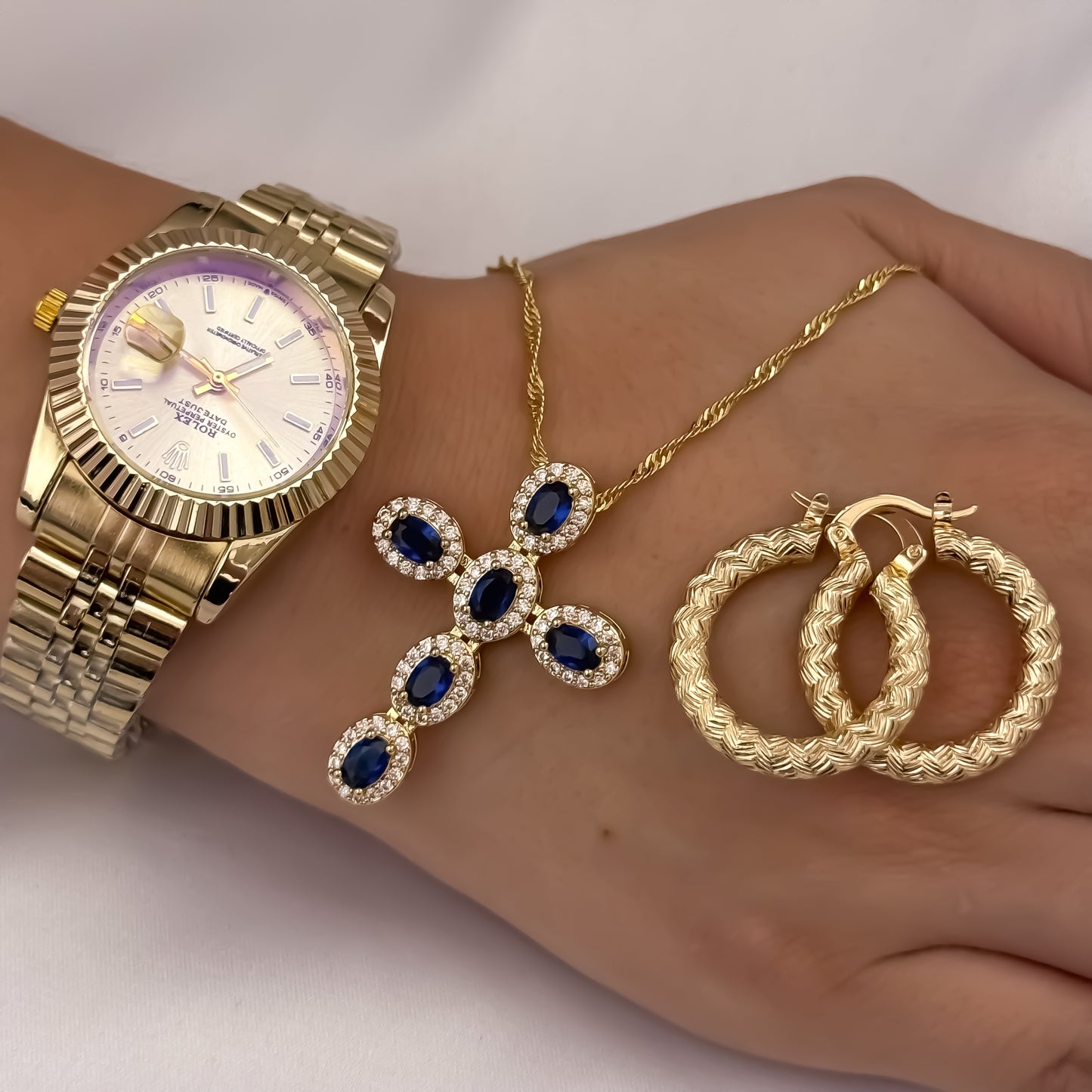 Cadena Tejido Singapur de Dama de 45cm + Cruz con Micro Circones de Colores Azul + Candongas Melcochas + Reloj Rolex de Dama en Oro Laminado 18k con Garantia de por vida