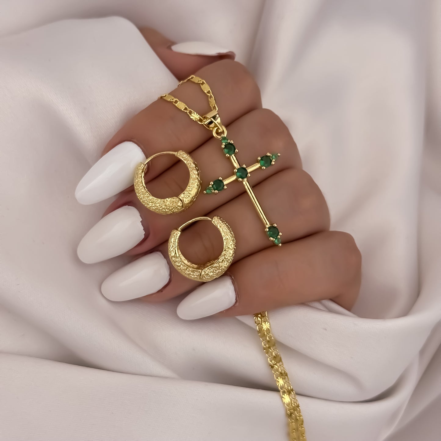 Cadena Tejido Escalera Plana con Destello de 45cm + Cruz con Micro circones de colores Verde Esmeralda + Candongas  Diamantadas en Oro Laminado 18k con Garantia de por vida