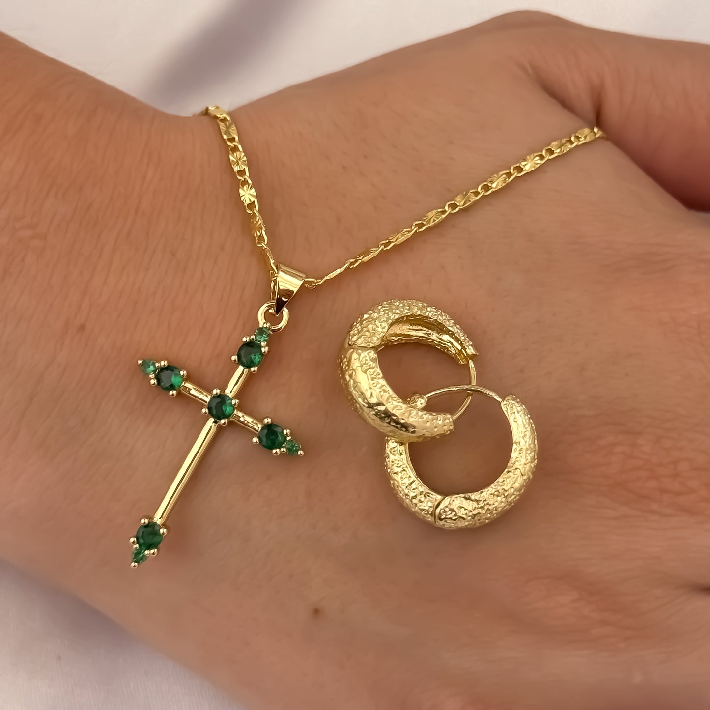 Cadena Tejido Escalera Plana con Destello de 45cm + Cruz con Micro circones de colores Verde Esmeralda + Candongas  Diamantadas en Oro Laminado 18k con Garantia de por vida