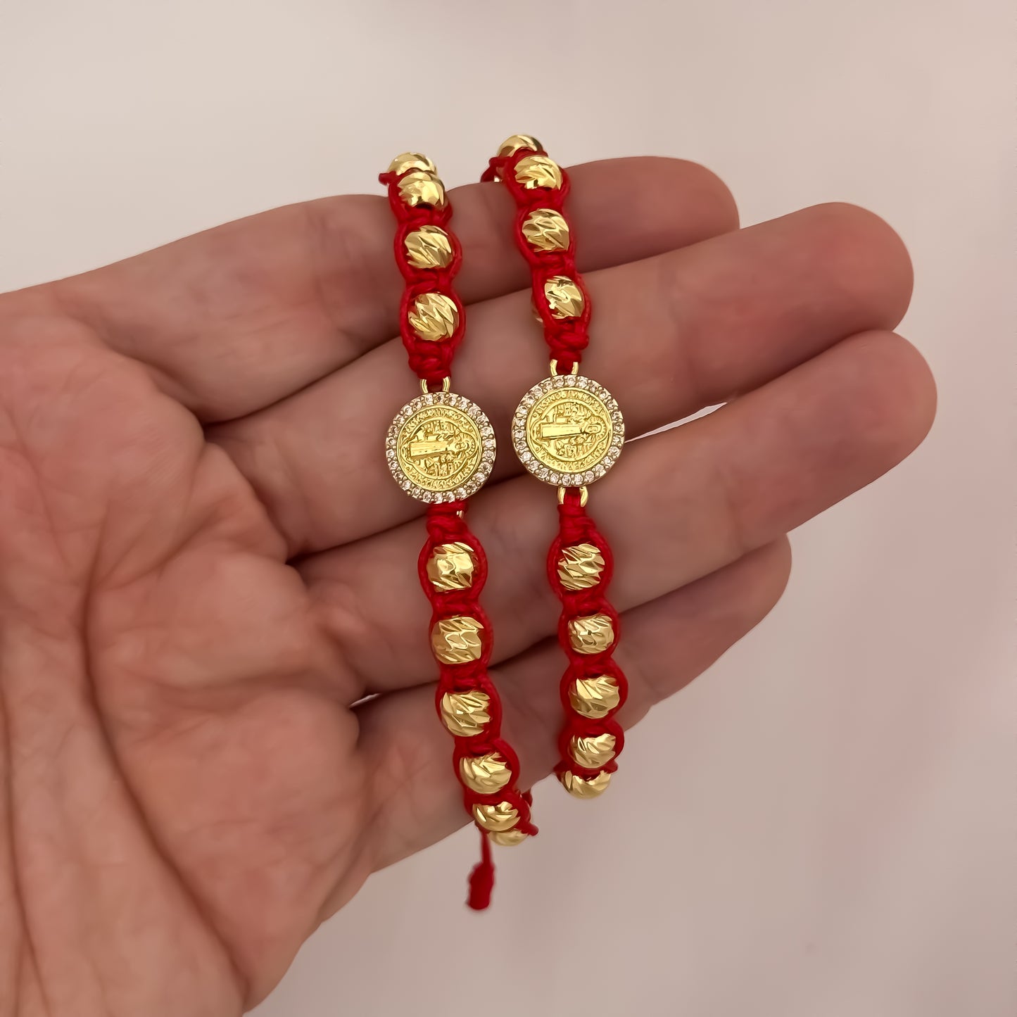 Promocion de 2 Pulseras de San Benito Proteccion en Hilo Rojo Balin Italiano de 6mm en Oro Laminado 18k con Garantia de por vida