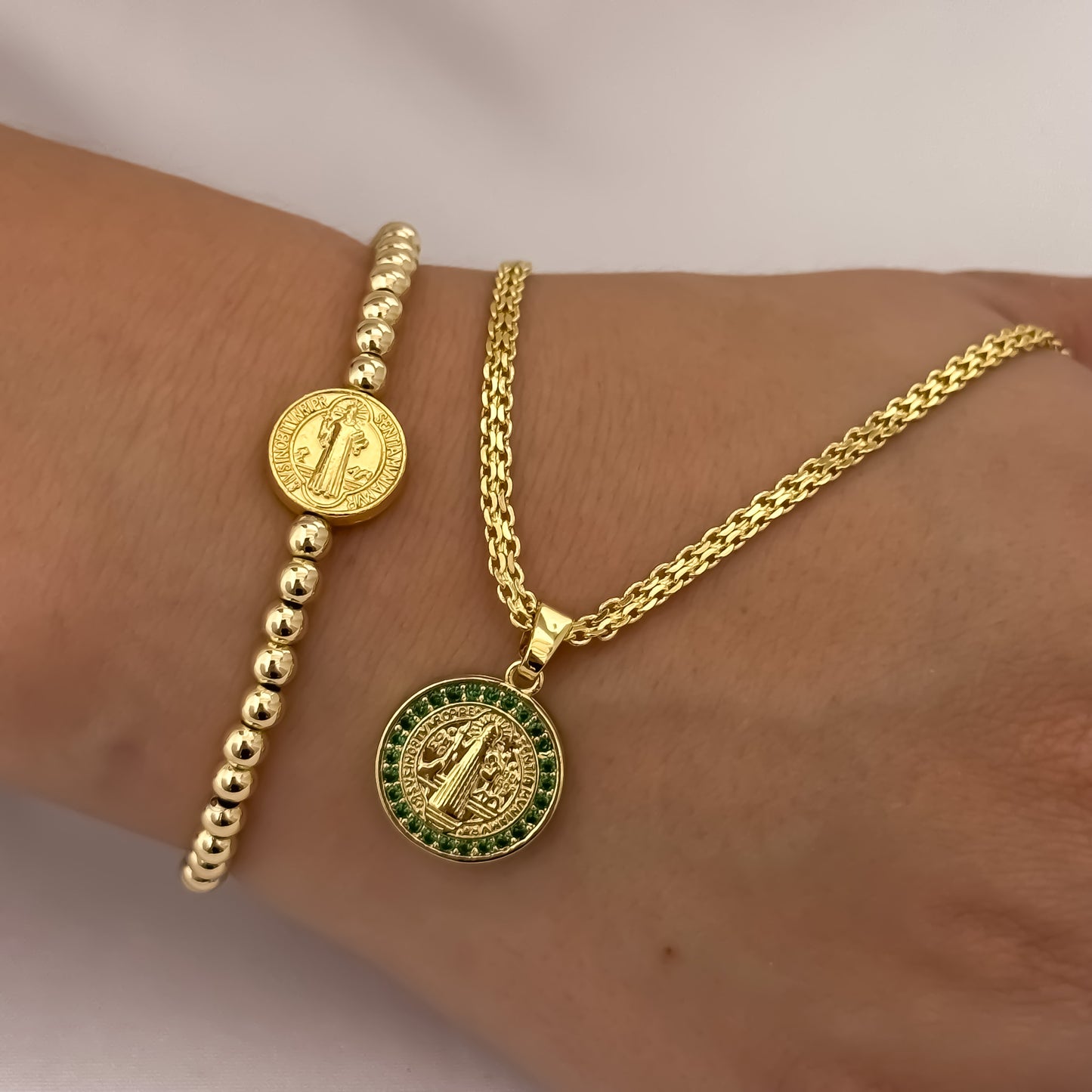 Cadena Tejido Chino de Dama de 45cm de 3mm + Medalla San Benito Circones Verde + Pulsera San Benito Full Balines en Oro Laminado 18k con Garantia de por vida