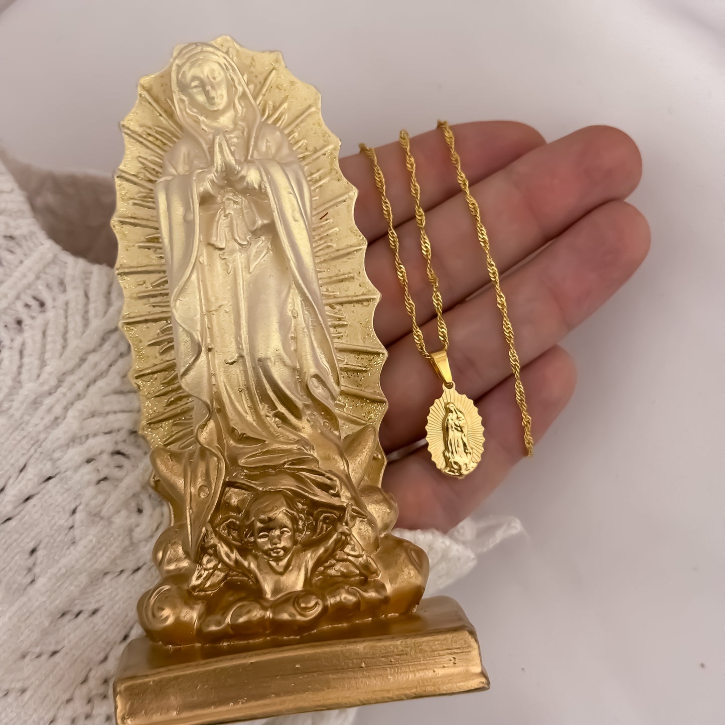 EL Detalle Perfecto para Mama Cadena Singapur de Dama de 45cm + Virgen de Guadalupe en Oro Laminado 18k con Garantia de por vida + Porcelana Virgen de Guadalupe