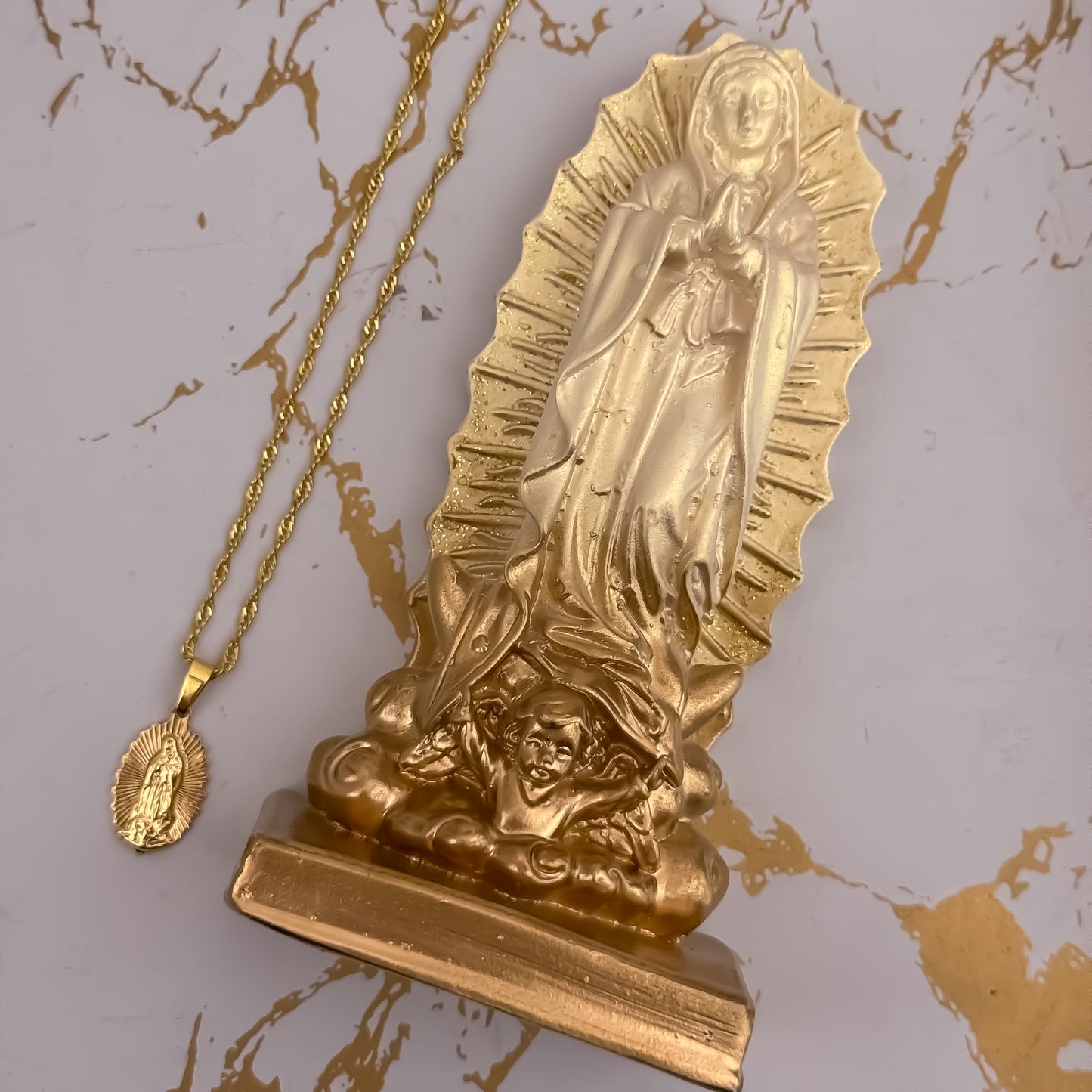 EL Detalle Perfecto para Mama Cadena Singapur de Dama de 45cm + Virgen de Guadalupe en Oro Laminado 18k con Garantia de por vida + Porcelana Virgen de Guadalupe