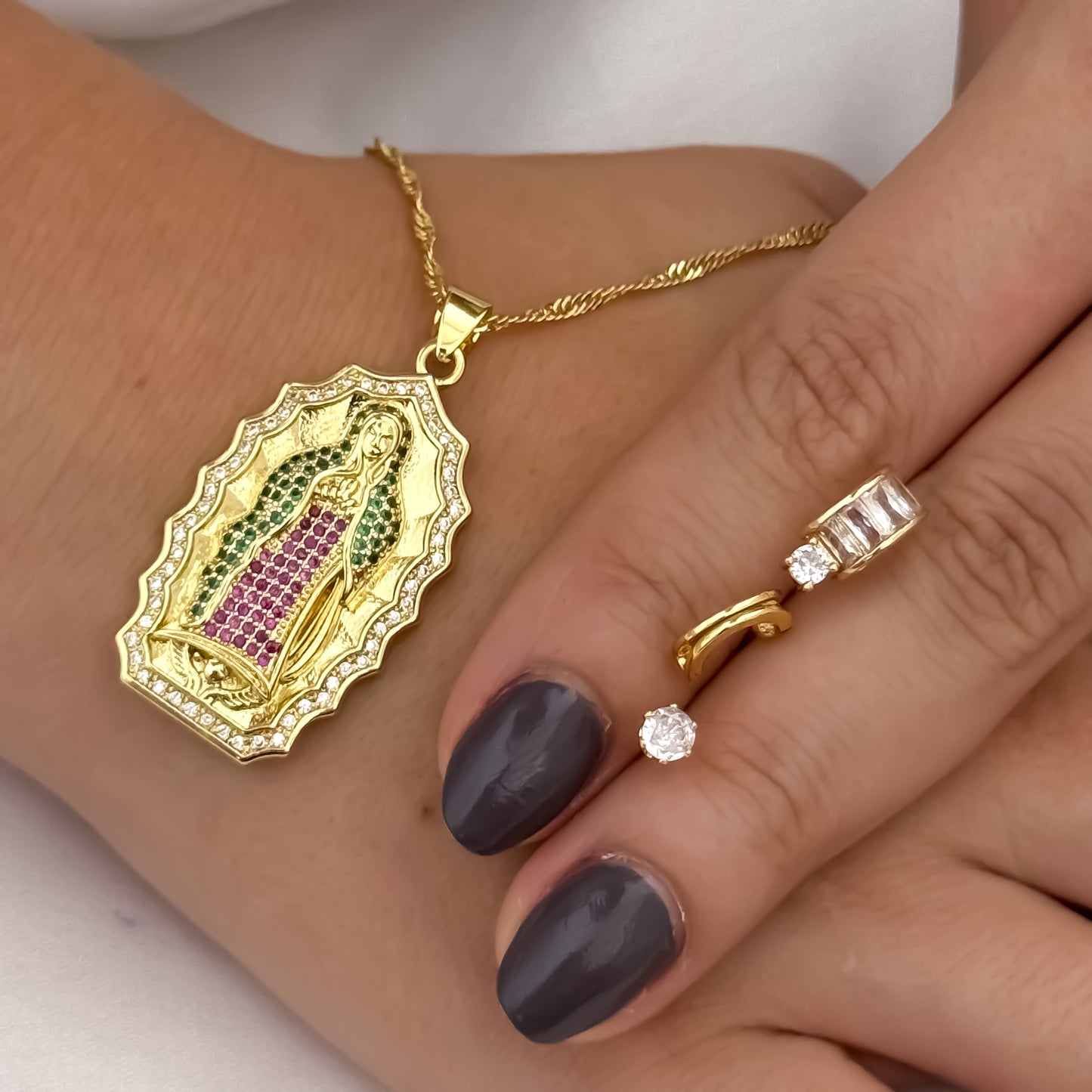 Cadena  Tejido Singapur de Dama de 45cm  + Virgen de Guadalupe  + Trio de Topos Topos con micro circon + Candongas en oro laminado 18k con garantía de por vida