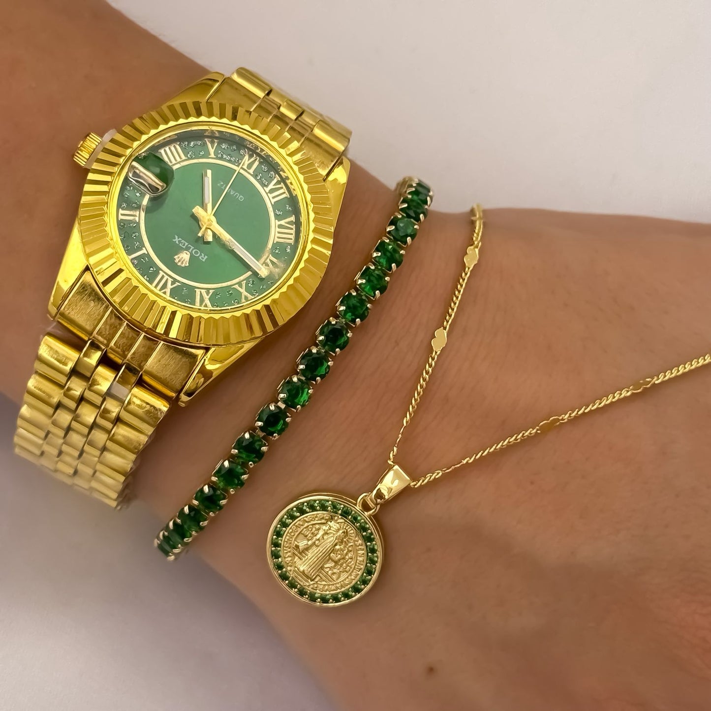 Cadena Tejido Cubana de Dama de 45cm + San Benito Protección con Micro Circones Verde Esmeralda + Pulsera Tennis Verde Esmera + Reloj en Oro Laminado 18k con Garantia de por vida